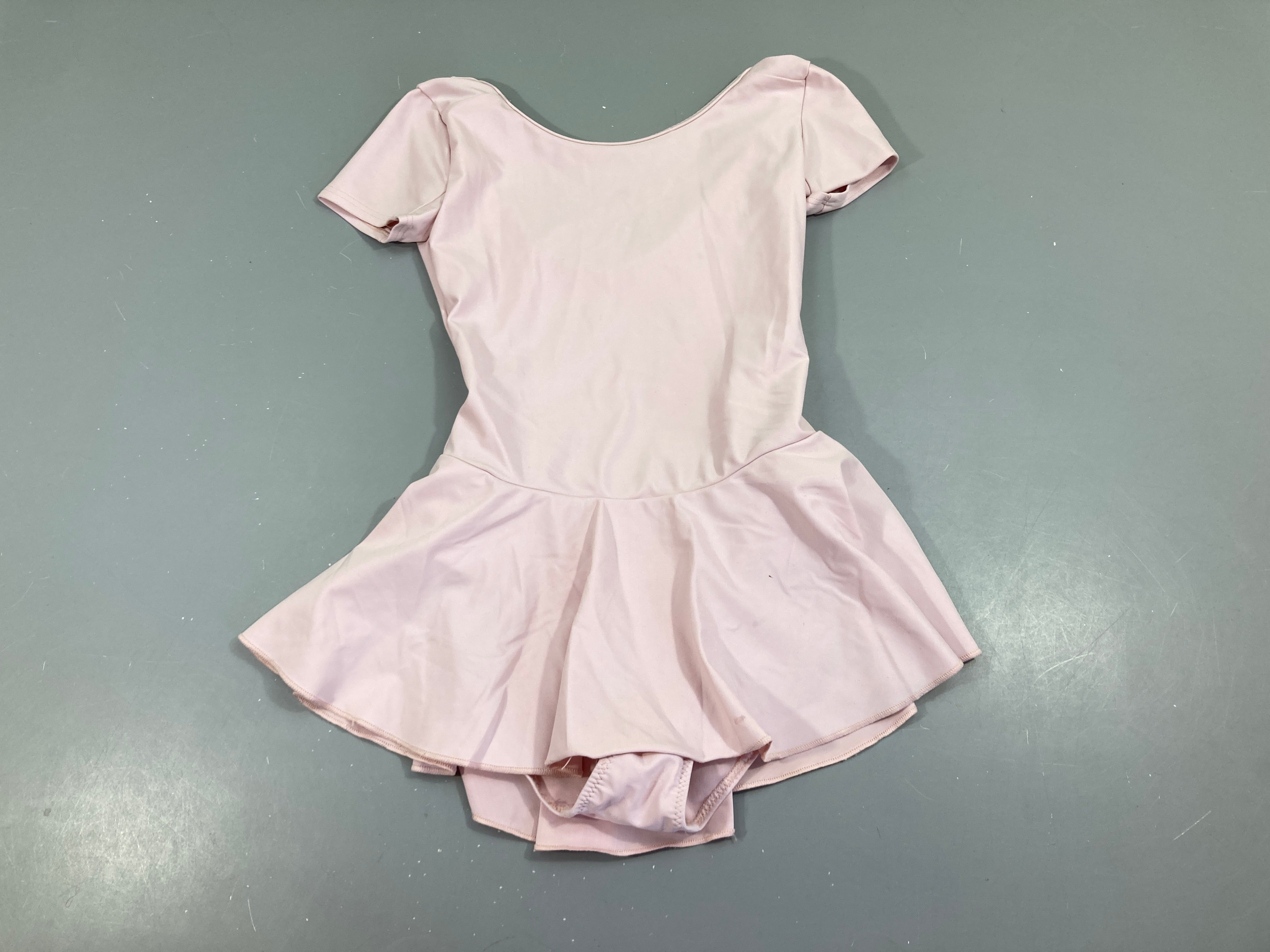 Maillot de danse classique rose pâle avec jupe intégrée, tachée