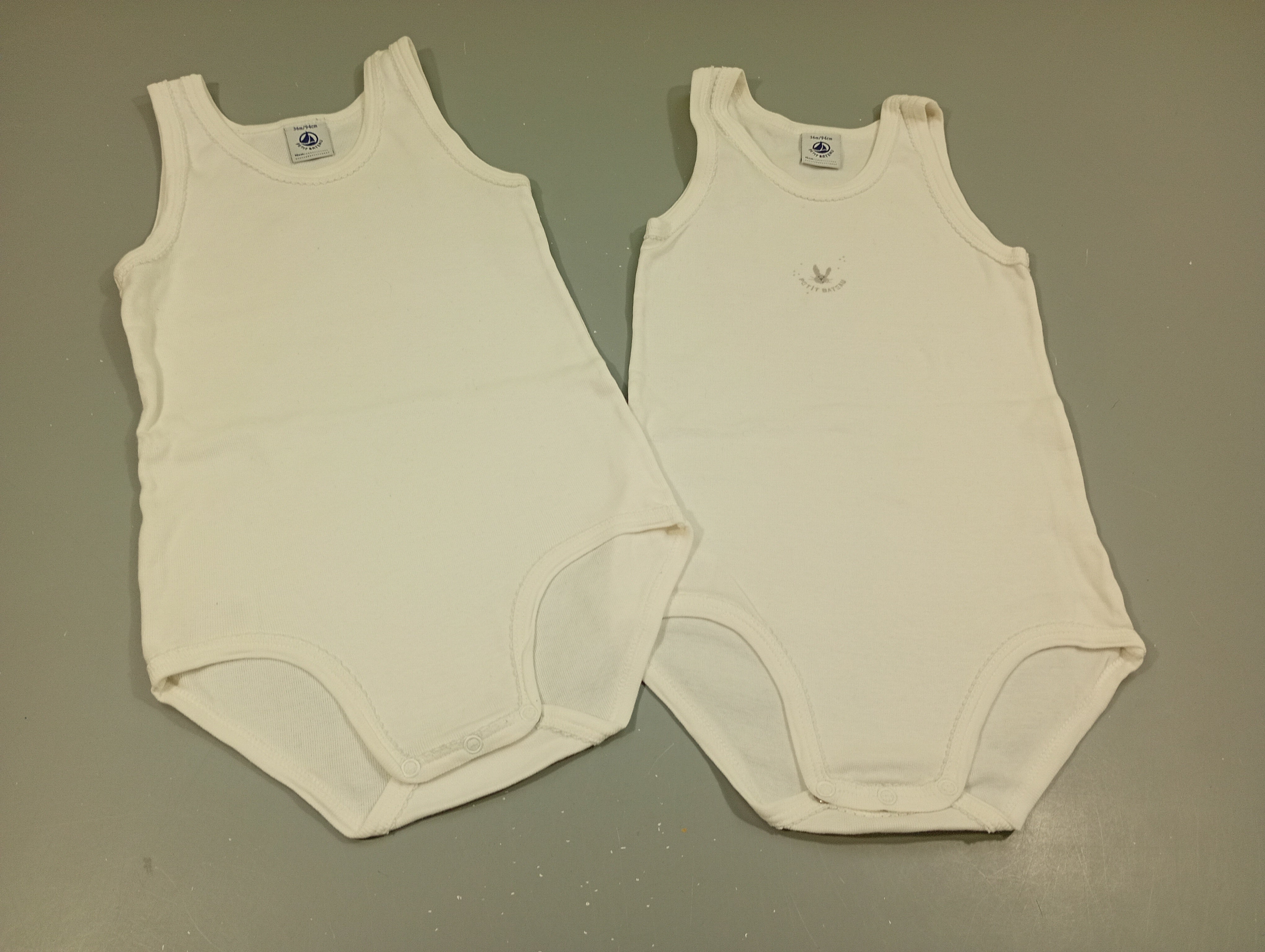 Lot de 2 bodies à bretelles 1blanc / 1 blanc tête de lapin 