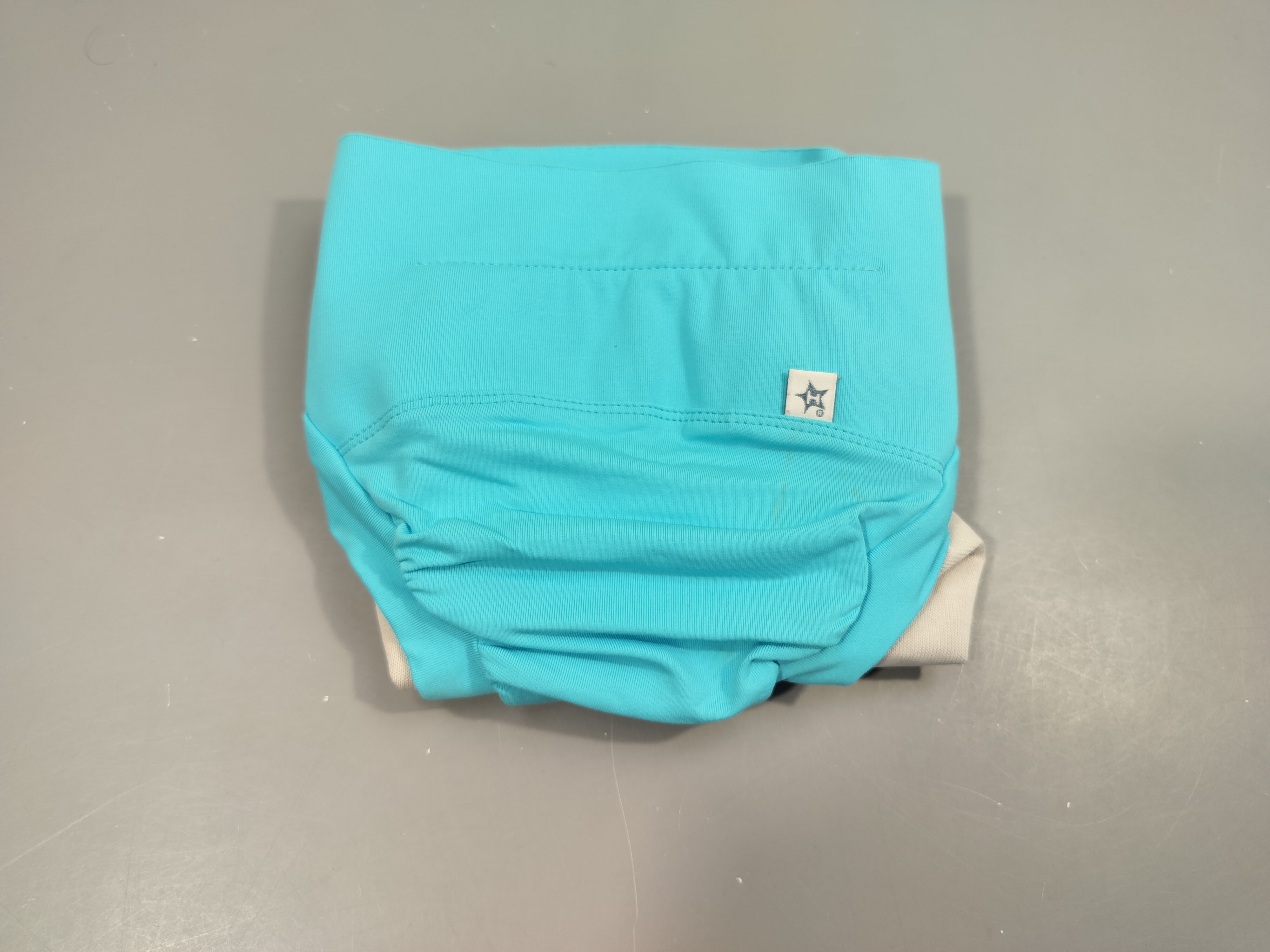 Couche lavable Hamac bleu, tache à l'arrière. Taille M (5-11kg)