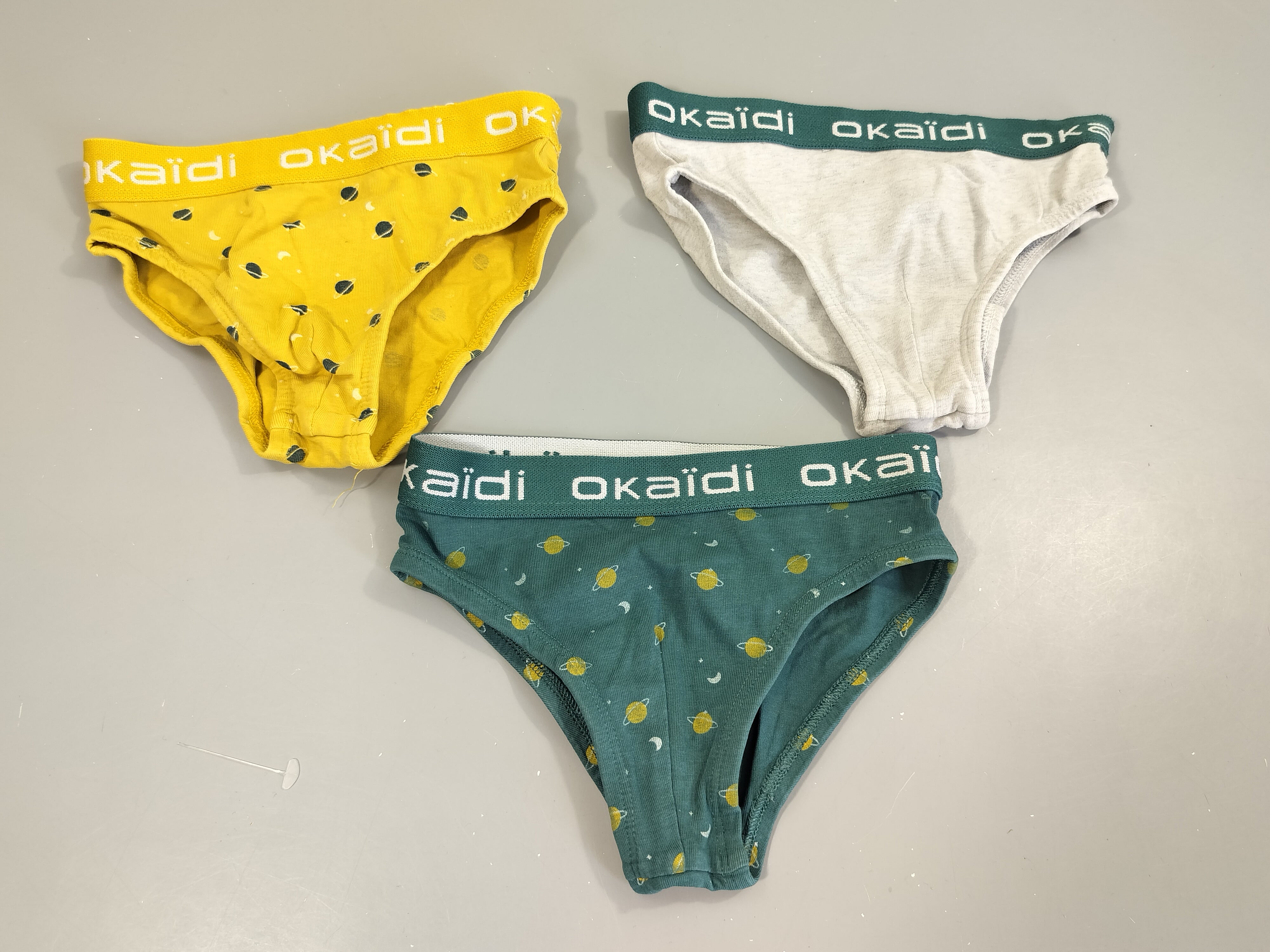 Lot de 3 slips, 1 vert motifs planètes, 1 gris flammé, , 1 jaune motifs planètes