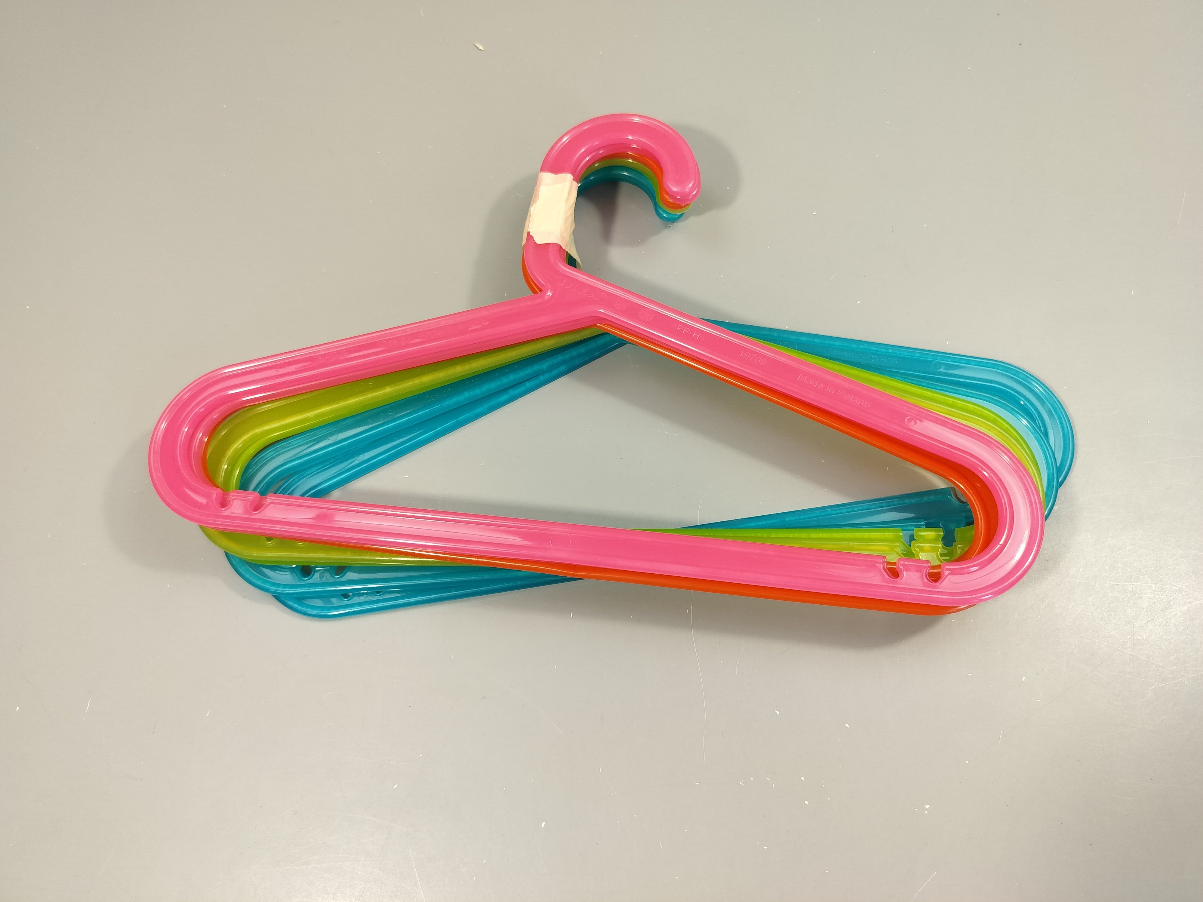 Lot de 8 cintres roses, bleus, oranges, verts