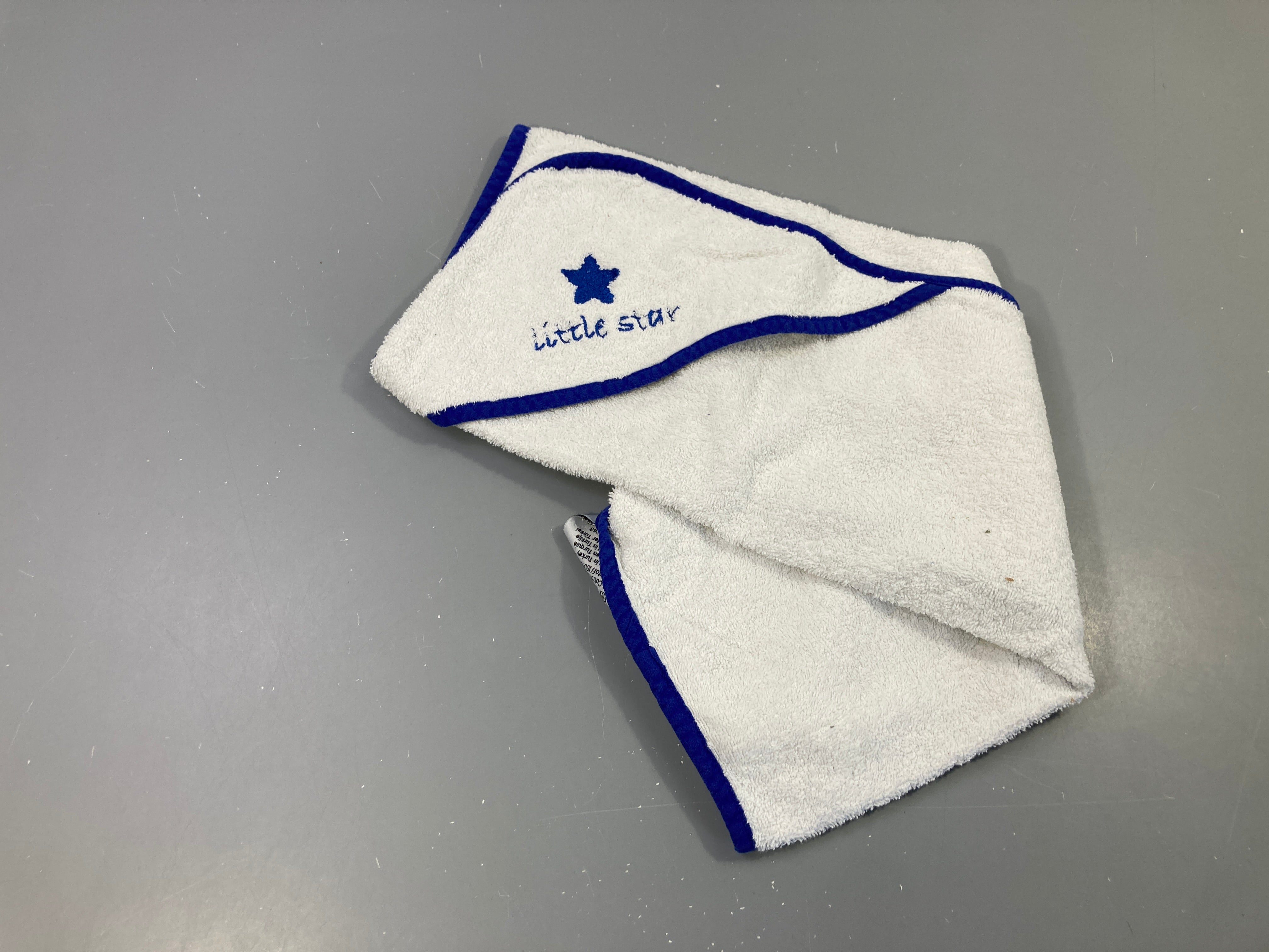 Cape de bain blanche bord bleu Pampers