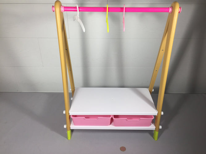 Petite tringle à vêtementds pour poupées (3 ceintres) telle que sur la photo.  https://www.baby-born.com/fr/zubehoer-1/zubehoer/baby-born-kleiderstange/, moins cher chez Petit Kiwi