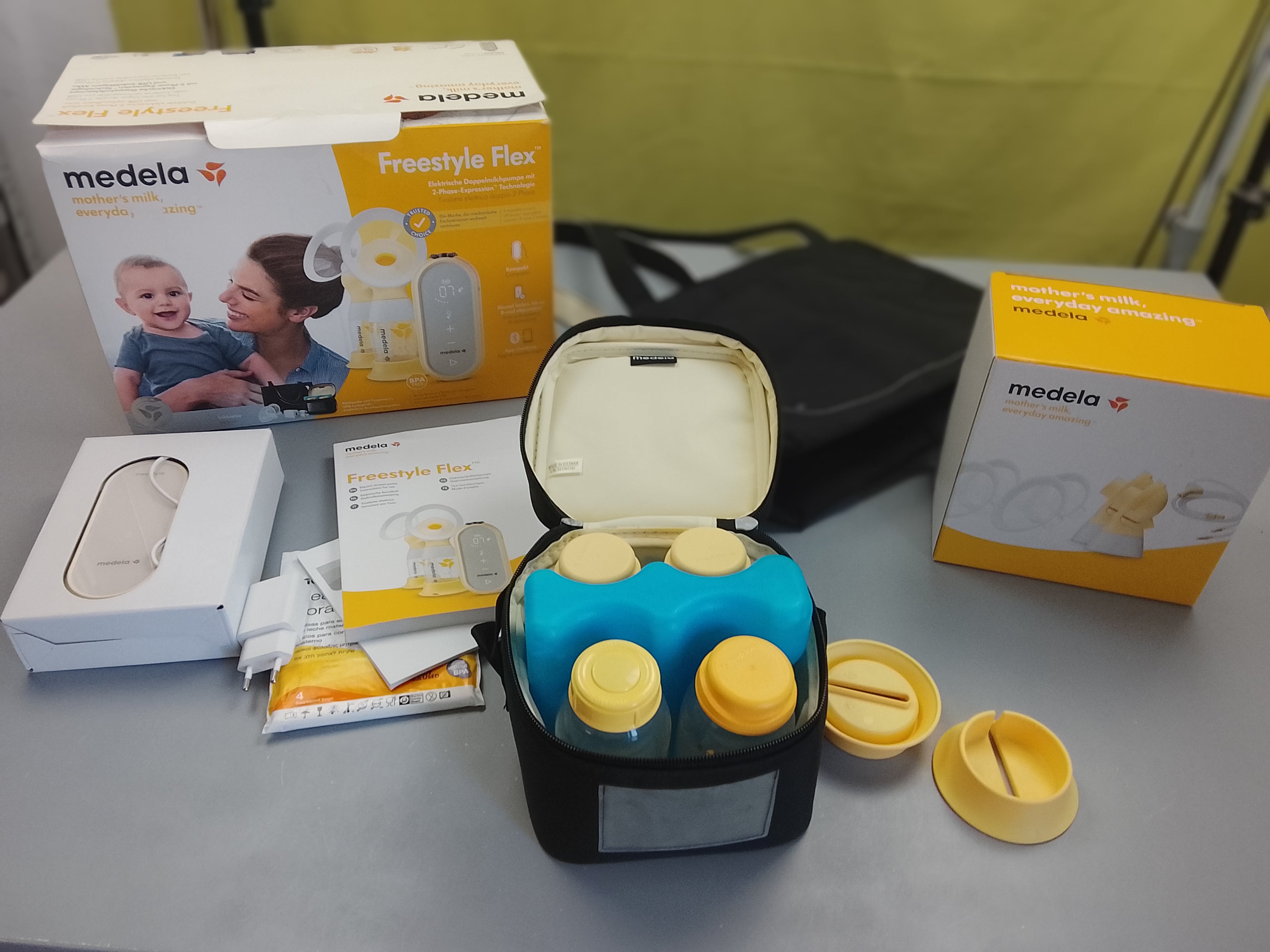 Ensemble tire-lait  double Medela Freestyle Flex avec batterie rechargeable avec USB et accessoires sac detransport + sac isotherme avec pain de galce et 4 biberons de 150ml,...