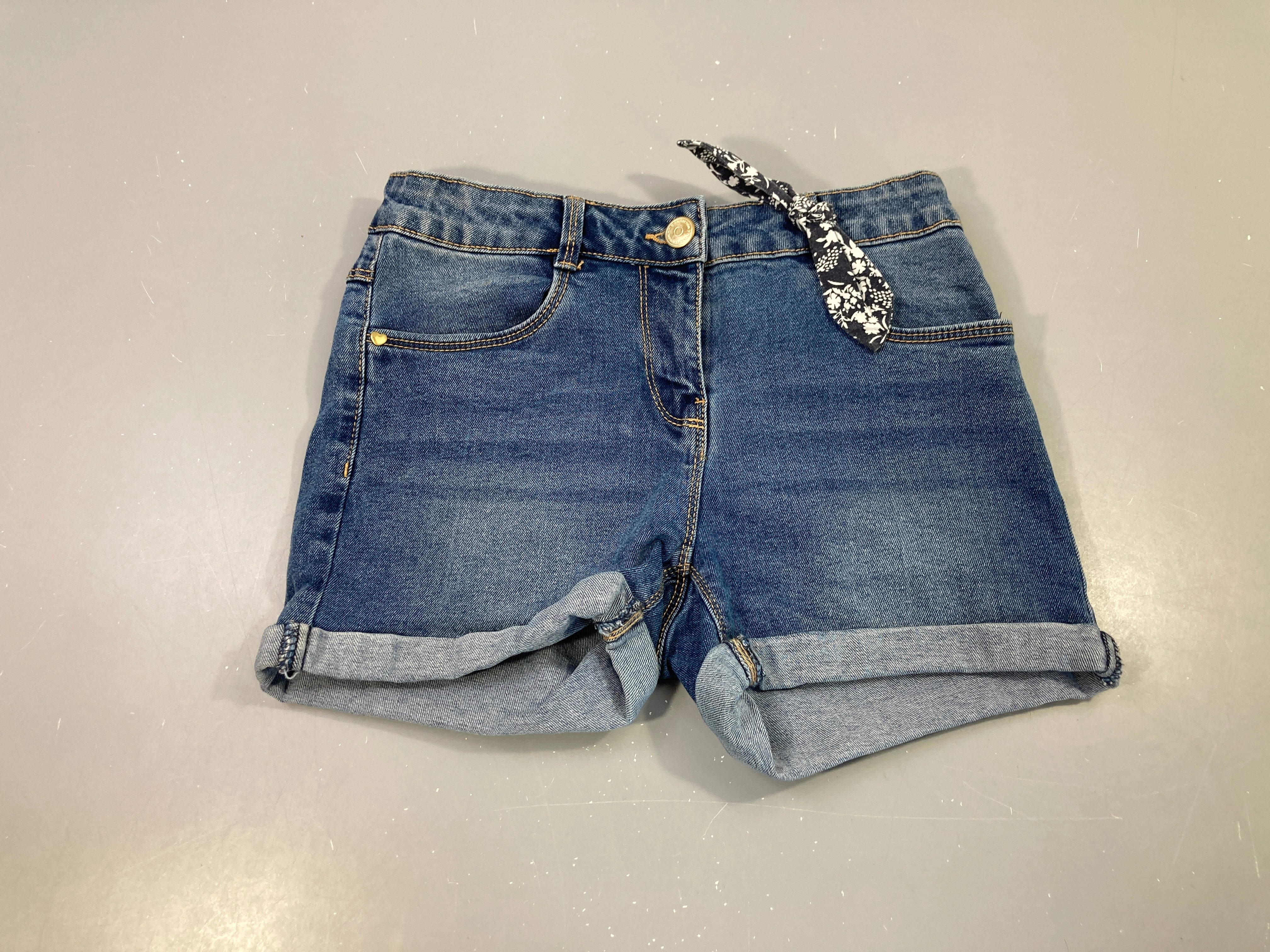 Short jean bleu à rebord