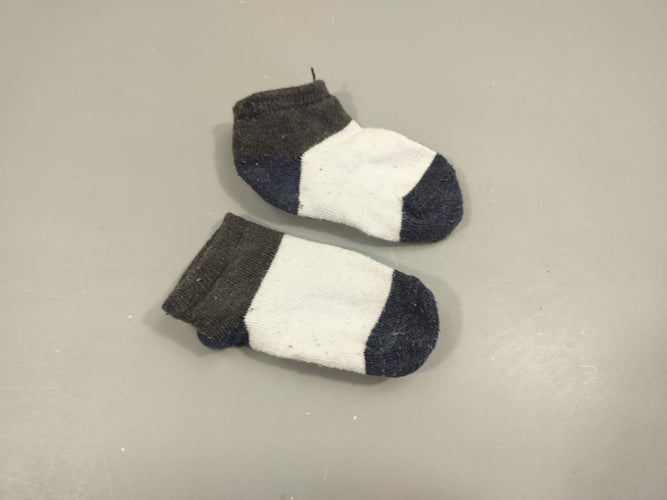 Chaussettes  blanches et grises  P 18-20, moins cher chez Petit Kiwi