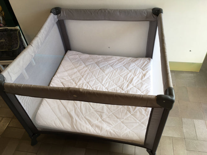 Parc / lit de voyage 2 en 1 gris + matelas gris foncé pliable + Sur-matelas blanc-Traces d'usure mini trou voir photo et voile racommodé sur 1 point, moins cher chez Petit Kiwi