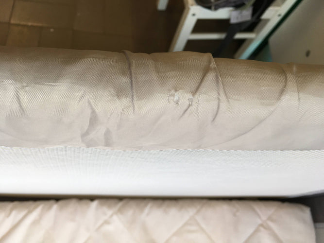 Parc / lit de voyage 2 en 1 gris + matelas gris foncé pliable + Sur-matelas blanc-Traces d'usure mini trou voir photo et voile racommodé sur 1 point, moins cher chez Petit Kiwi