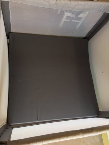 Parc / lit de voyage 2 en 1 gris + matelas gris foncé pliable + Sur-matelas blanc-Traces d'usure mini trou voir photo et voile racommodé sur 1 point, moins cher chez Petit Kiwi