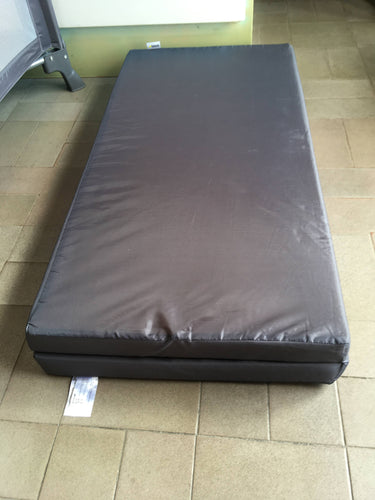 Parc / lit de voyage 2 en 1 gris + matelas gris foncé pliable + Sur-matelas blanc-Traces d'usure mini trou voir photo et voile racommodé sur 1 point, moins cher chez Petit Kiwi