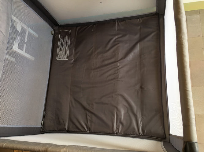Parc / lit de voyage 2 en 1 gris + matelas gris foncé pliable + Sur-matelas blanc-Traces d'usure mini trou voir photo et voile racommodé sur 1 point, moins cher chez Petit Kiwi