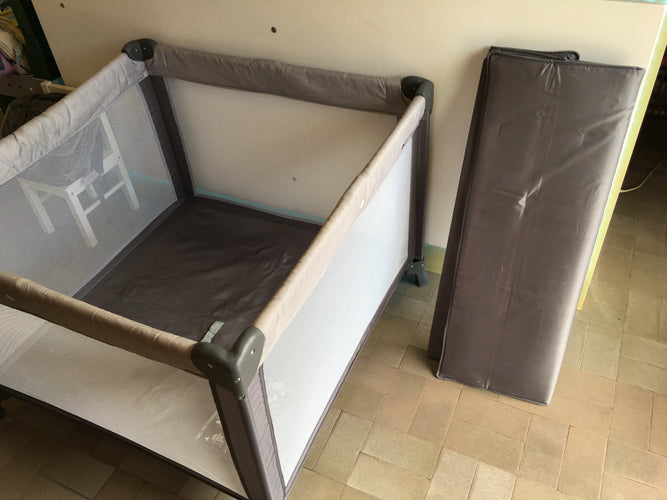 Parc / lit de voyage 2 en 1 gris + matelas gris foncé pliable + Sur-matelas blanc-Traces d'usure mini trou voir photo et voile racommodé sur 1 point, moins cher chez Petit Kiwi