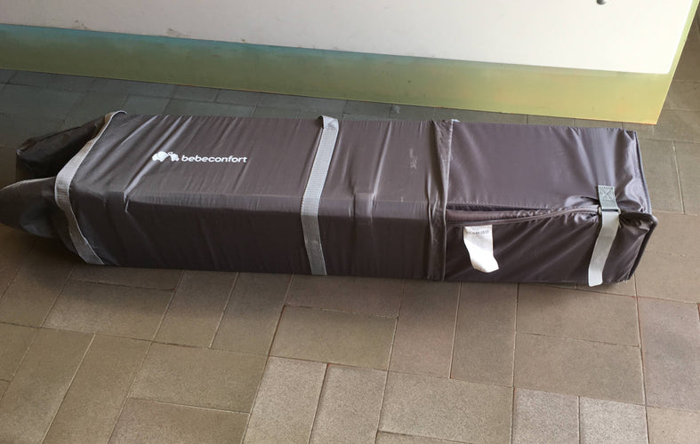 Parc / lit de voyage 2 en 1 gris + matelas gris foncé pliable + Sur-matelas blanc-Traces d'usure mini trou voir photo et voile racommodé sur 1 point, moins cher chez Petit Kiwi