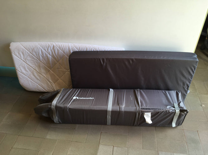 Parc / lit de voyage 2 en 1 gris + matelas gris foncé pliable + Sur-matelas blanc-Traces d'usure mini trou voir photo et voile racommodé sur 1 point, moins cher chez Petit Kiwi