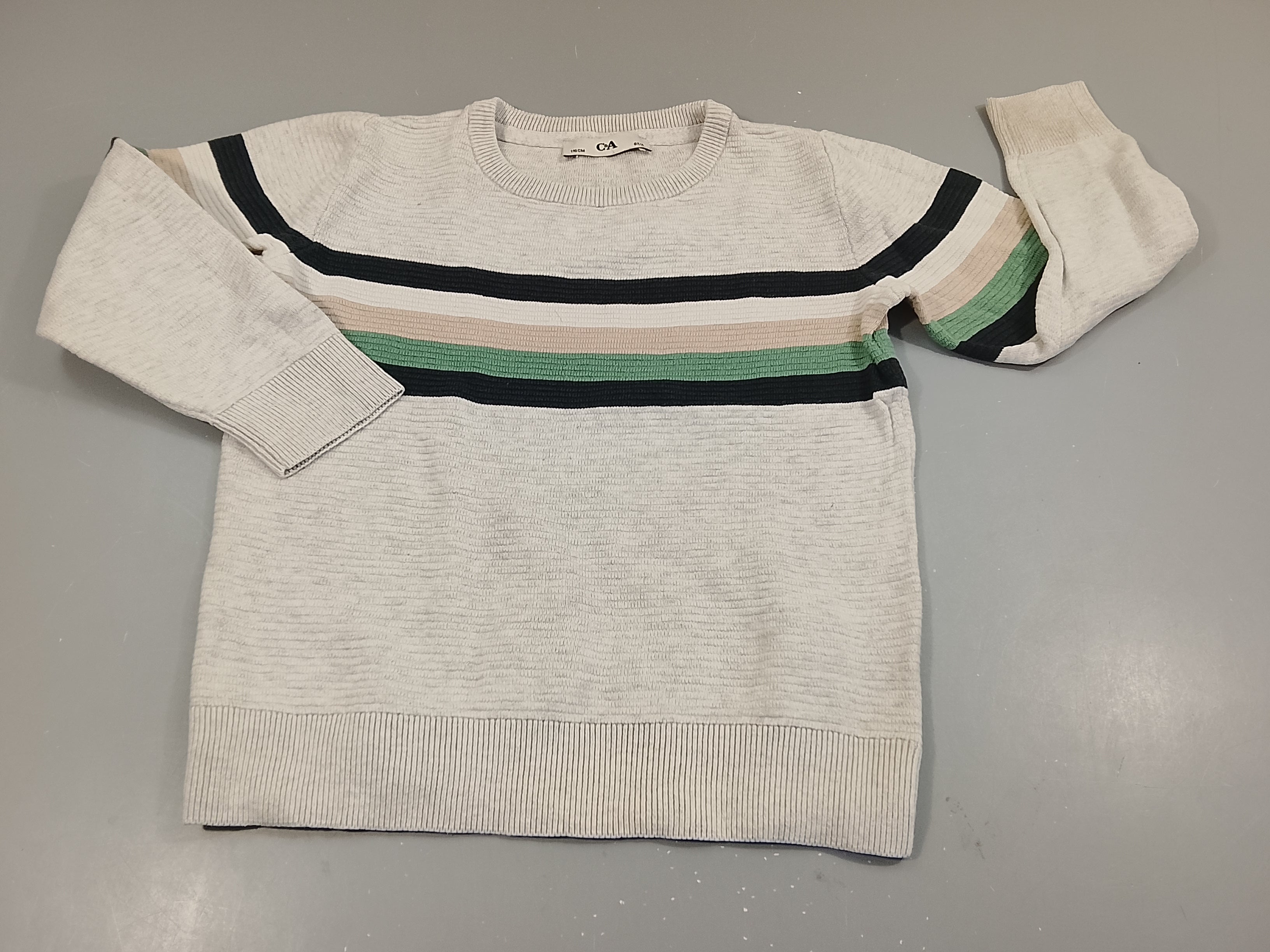Pull gris clair, texturé rayé bleu marine, beige, vert,petit prix car  taché à la manche