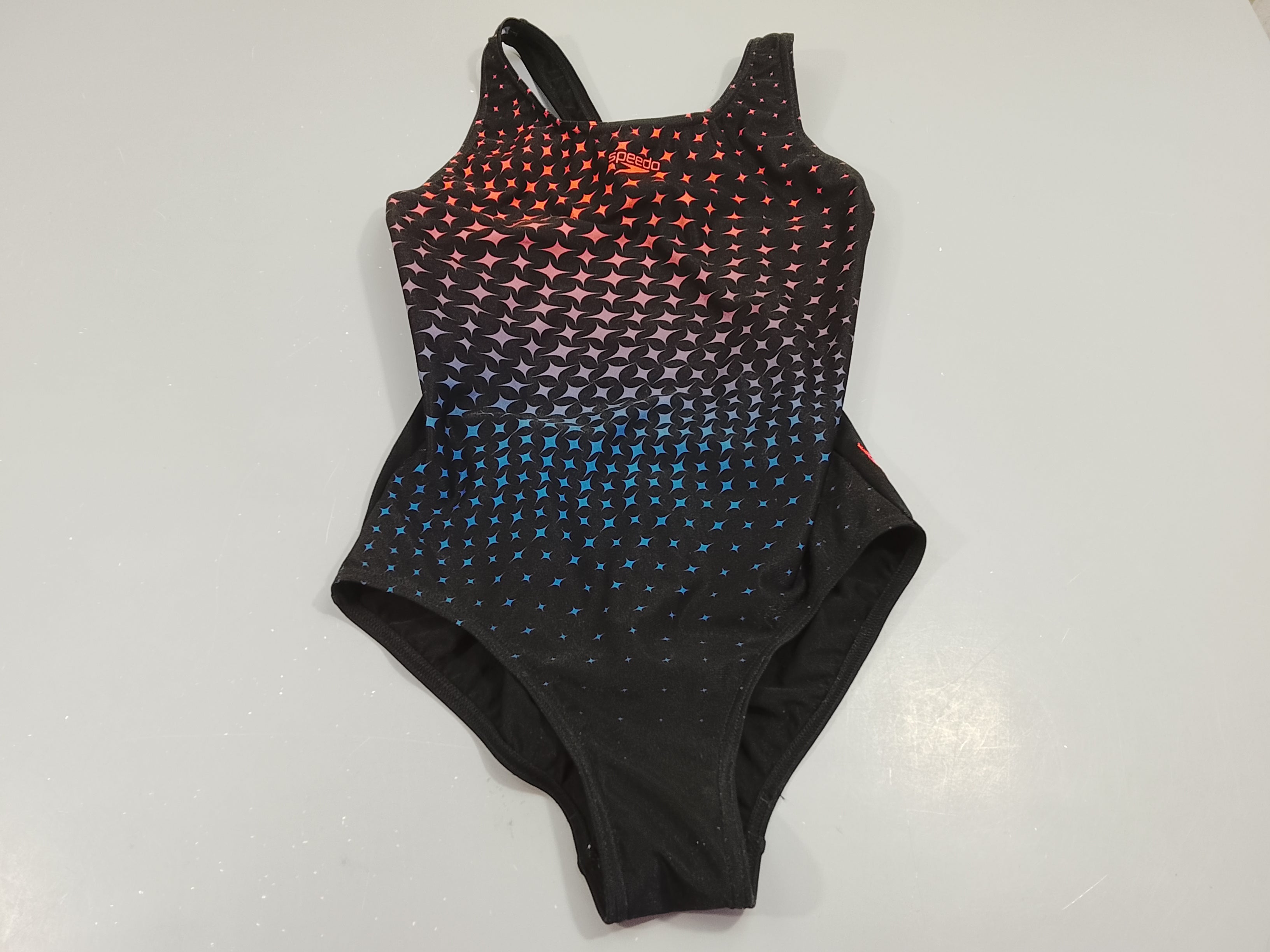 Maillot noir, étoiles colorées 