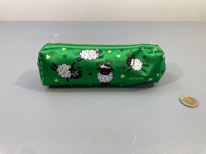 Trousse scolaire rectangulaire en tissu satiné vert Moutons, moins cher chez Petit Kiwi