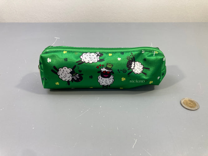 Trousse scolaire rectangulaire en tissu satiné vert Moutons, moins cher chez Petit Kiwi