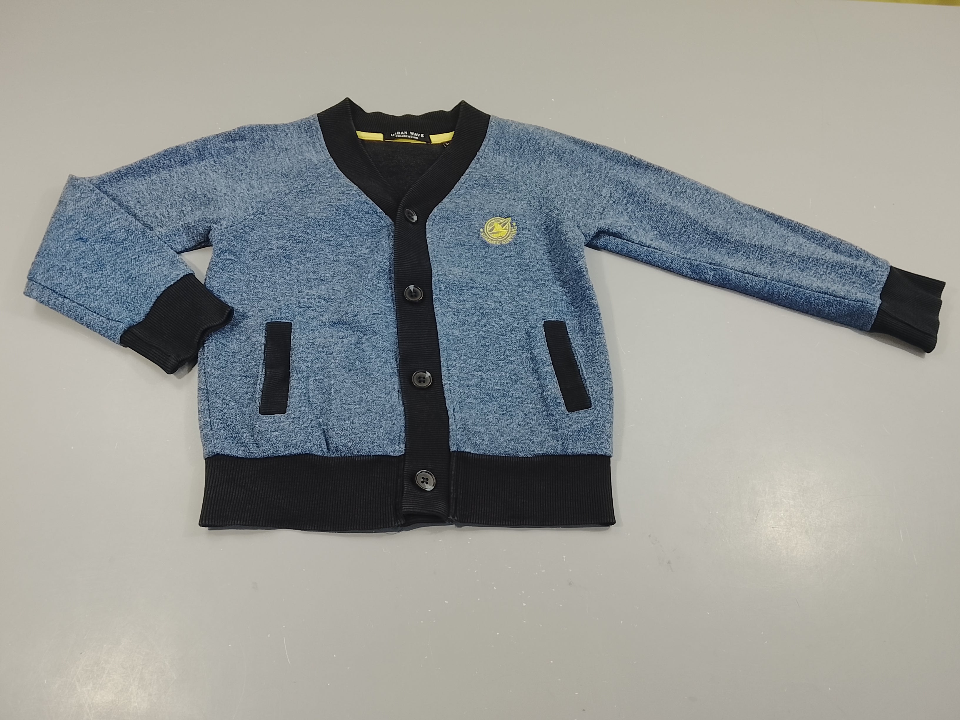 Gilet Ur.ban Wave  col V bleu chiné texturé, écusson jaune