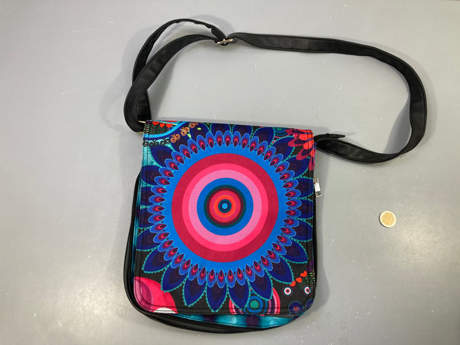 Sac à bandoulière Desigual motif coloré Mandala extensible grâce à une fermeture éclair qui fait le tour du sac pour augmenter sa capacité., moins cher chez Petit Kiwi