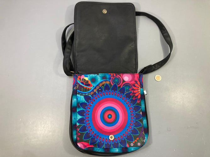 Sac à bandoulière Desigual motif coloré Mandala extensible grâce à une fermeture éclair qui fait le tour du sac pour augmenter sa capacité., moins cher chez Petit Kiwi