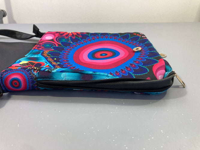Sac à bandoulière Desigual motif coloré Mandala extensible grâce à une fermeture éclair qui fait le tour du sac pour augmenter sa capacité., moins cher chez Petit Kiwi