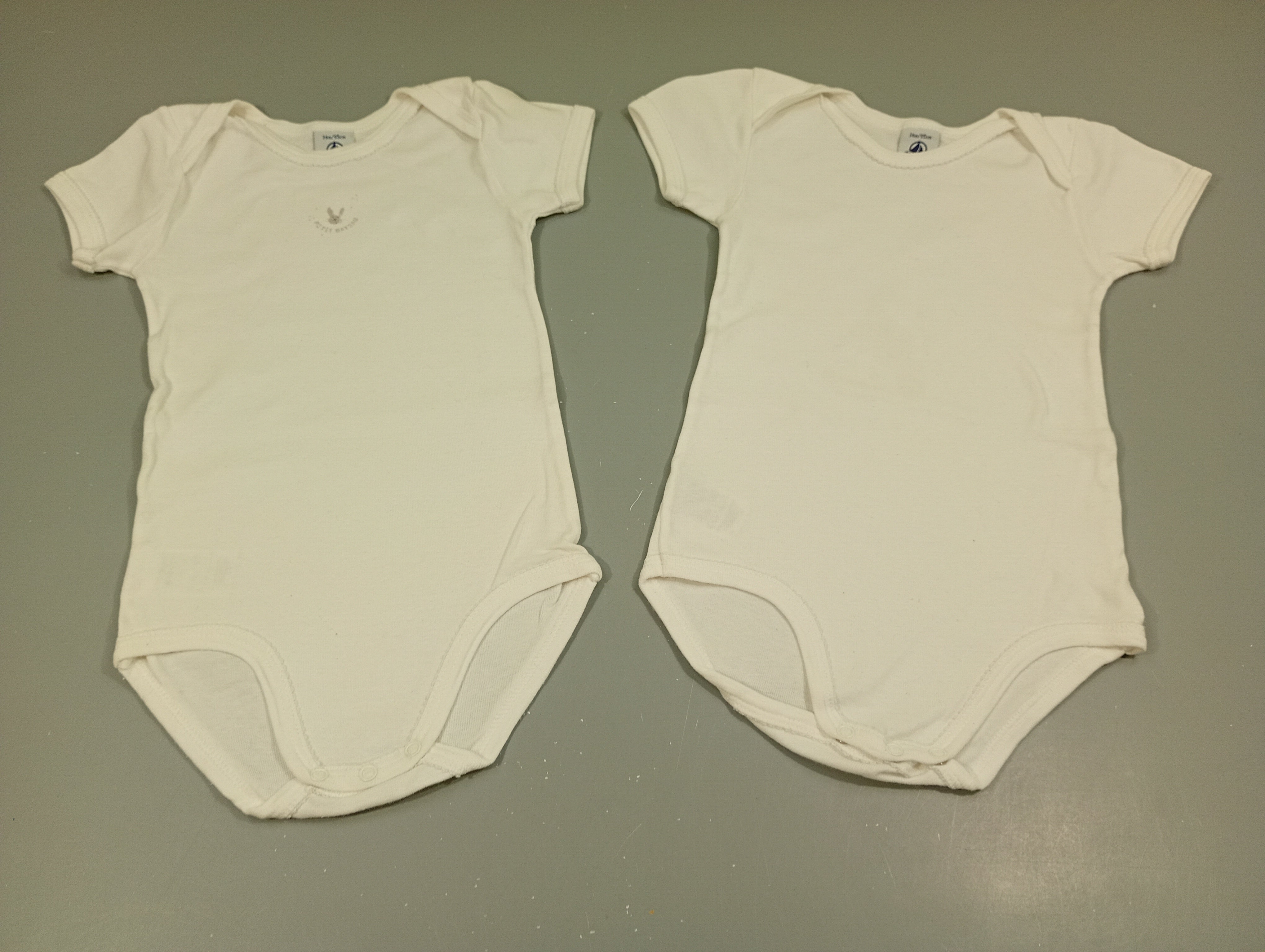 Lot de 2 bodies m.c 1blanc / 1 blanc tête de lapin 