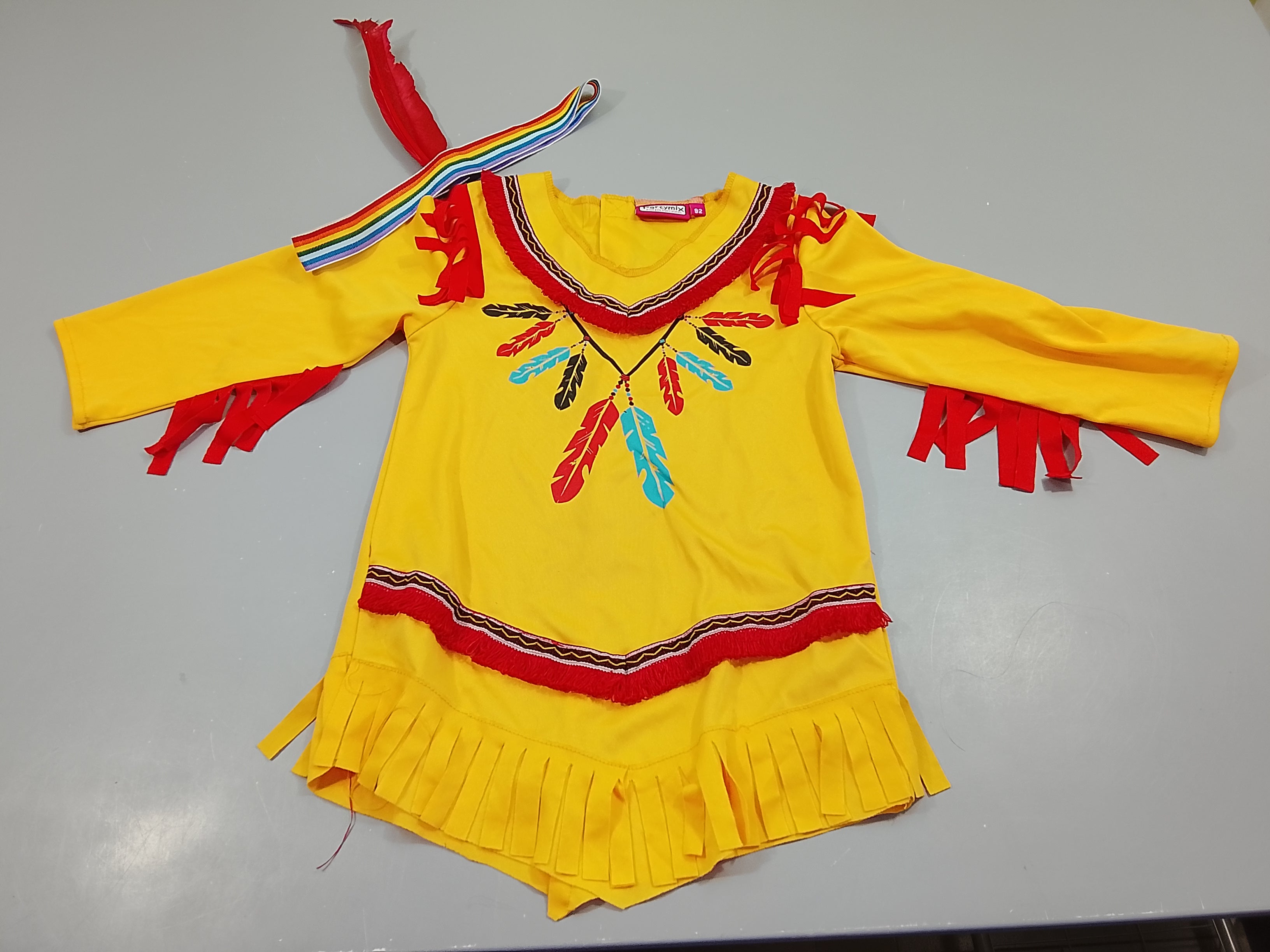 Robe indienne jaune, rouge, ... + bandeau arc-en-ciel avec plume rouge