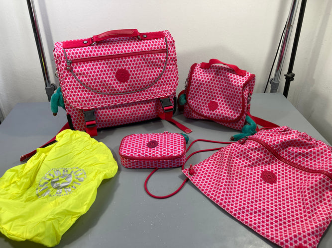 Ensemble Kipling-Cartable en parfait état + prote.ction pluie + Lunch Box (traces d'usure intérieur mais n'altère pas l'efficacité) mini réparation +  Sac de pisicine/gym + Plumier, moins cher chez Petit Kiwi