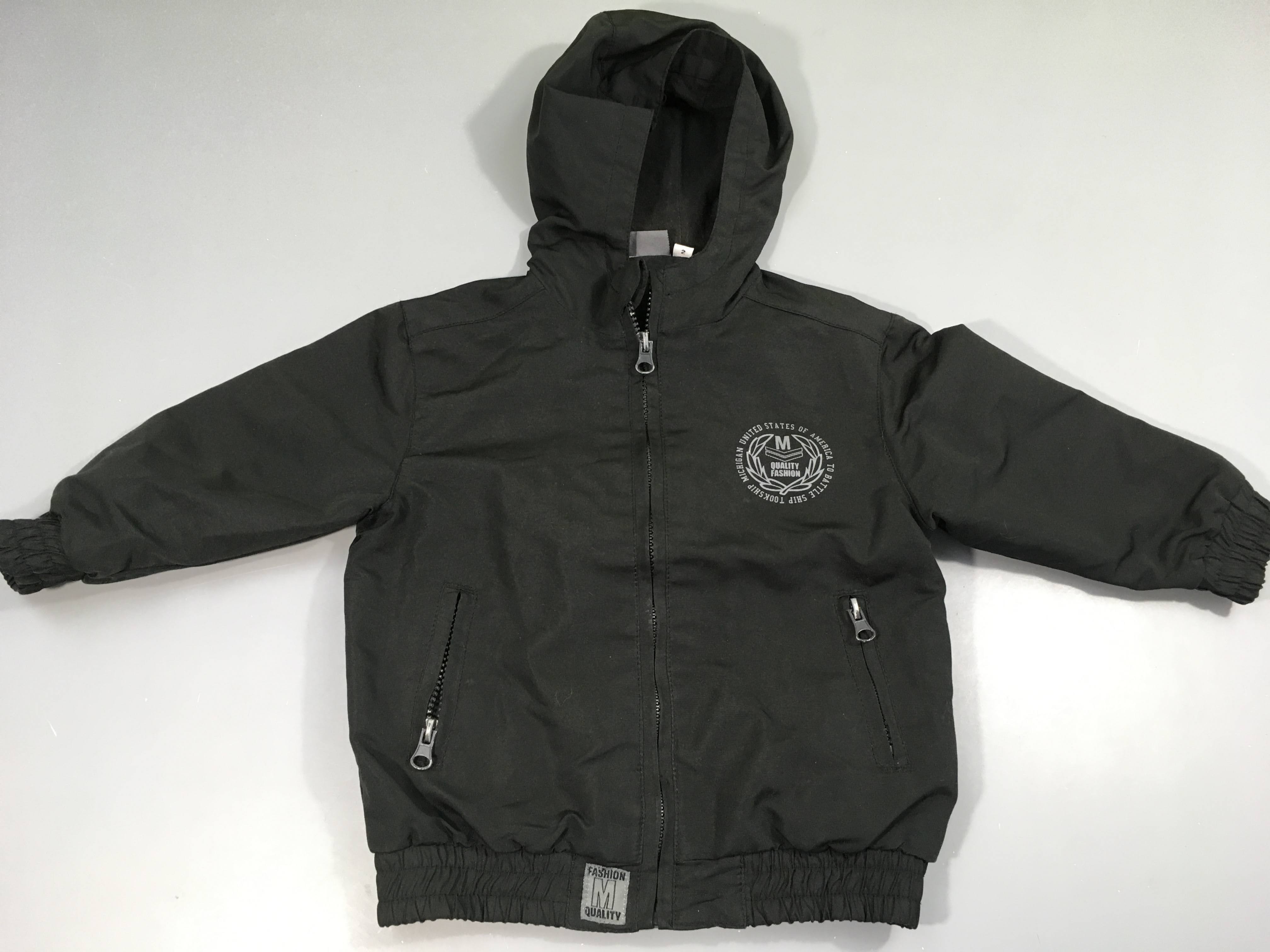 Blouson noir zippé à capuche