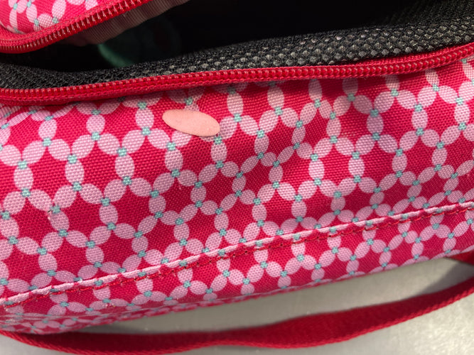 Ensemble Kipling-Cartable en parfait état + prote.ction pluie + Lunch Box (traces d'usure intérieur mais n'altère pas l'efficacité) mini réparation +  Sac de pisicine/gym + Plumier, moins cher chez Petit Kiwi