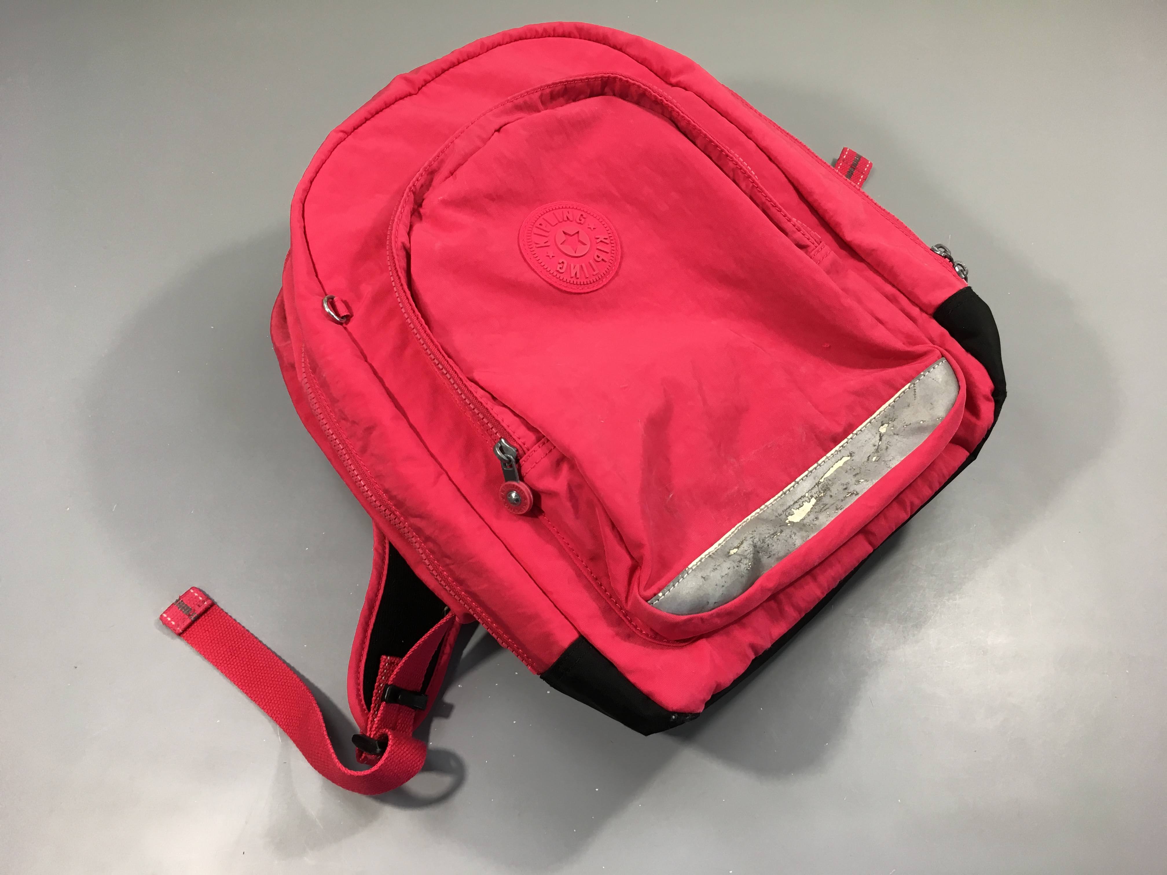 Sac à dos rose vif , 2 compartiments principaux, avant et bande réfléchissante usés