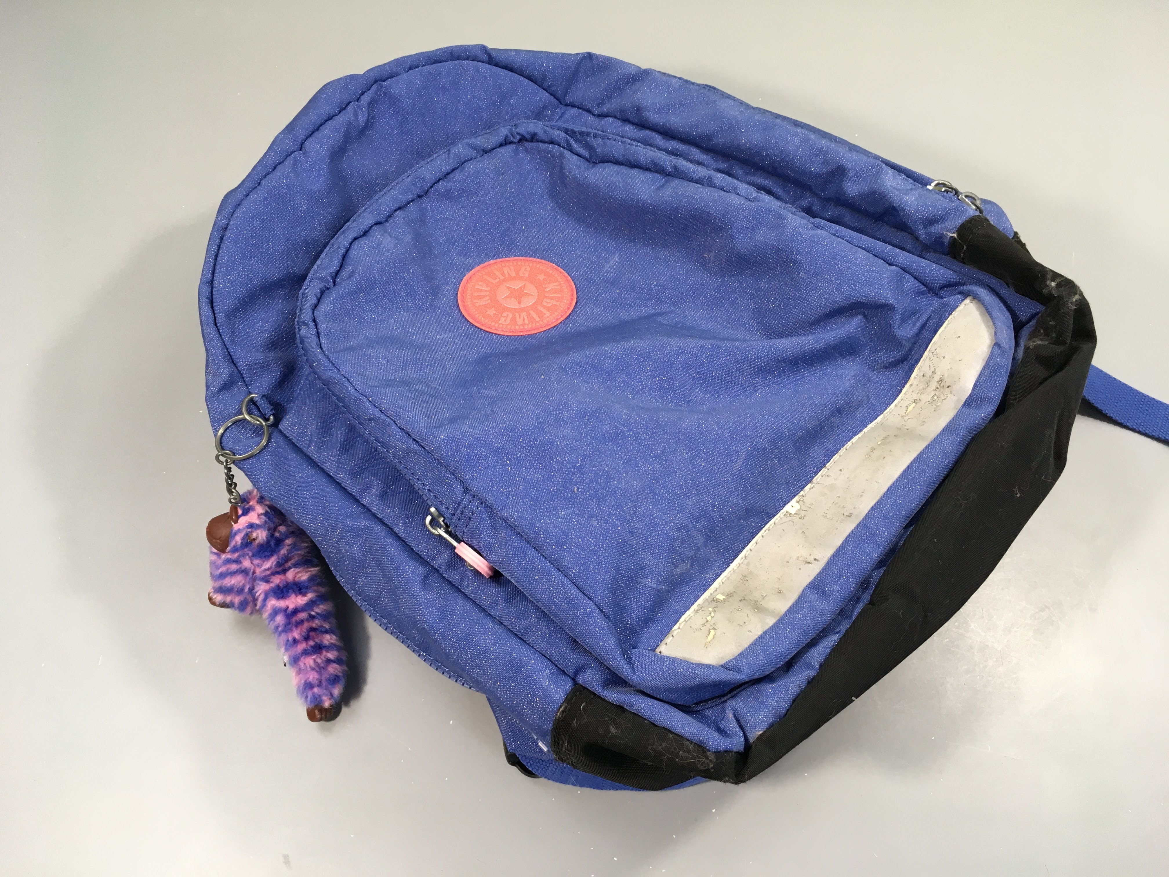 Sac à dos bleu pailleté, 2 compartiments principaux, bande réfléchissante usée