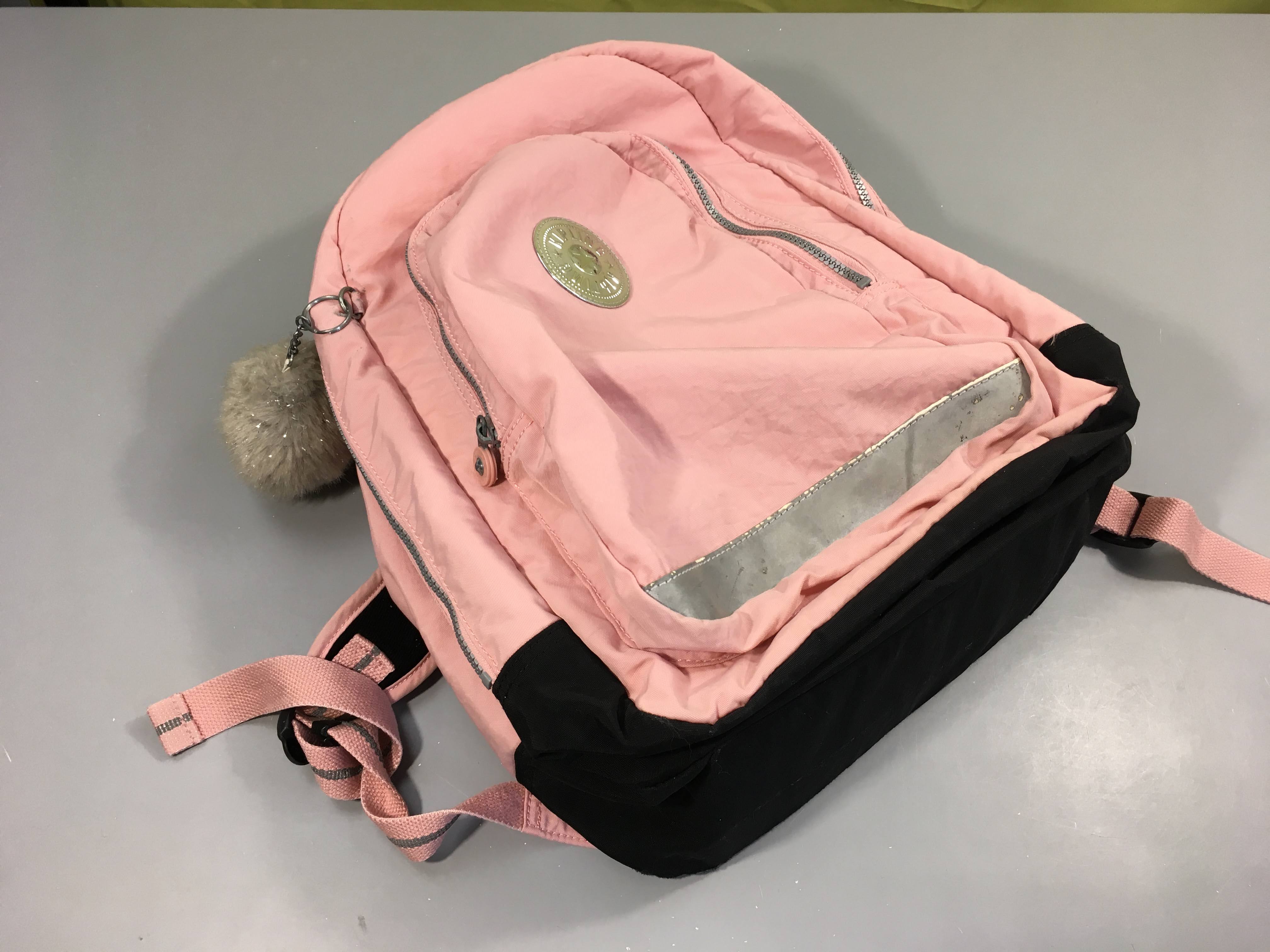Sac à dos rose pâle, 2 compartiments principaux, bande réfléchissante usée