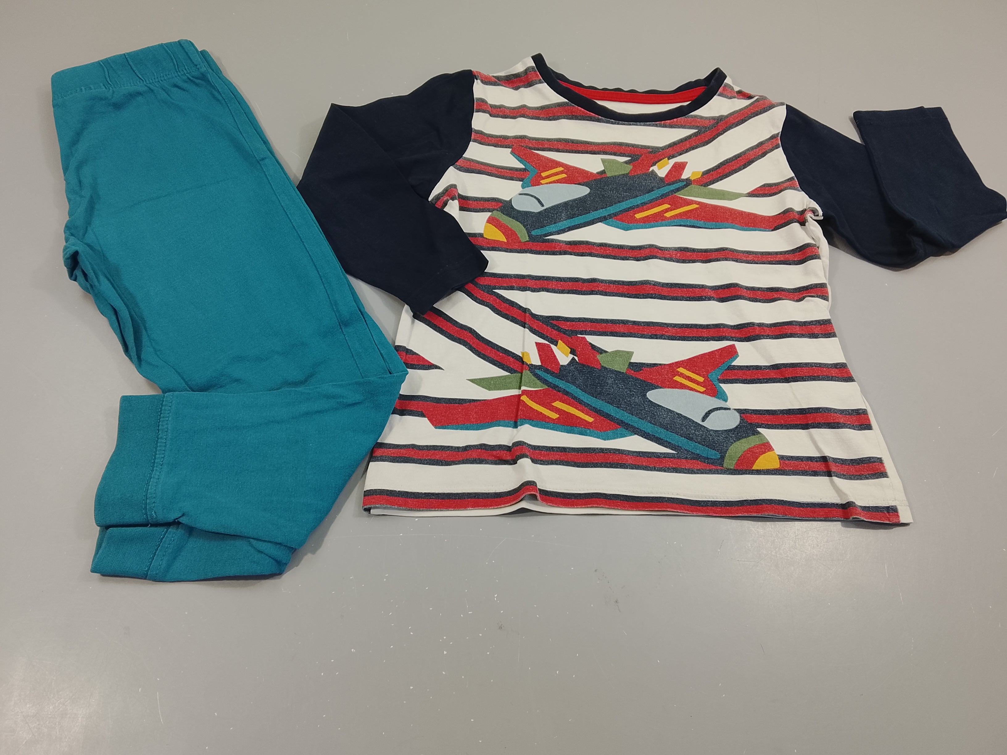 Pyjama 2pcs jersey dessus blanc et bleu marine rayé avions dessous bleu