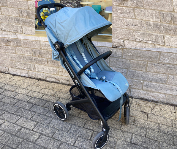 Cybex-Poussette Beezy 3 Stormy Blue-Jusqu'à 4a/22 kg max-Petit défaut dans le simili du guidon mais pas d'impact sur solidité! Petite tache bas sangle voir photo, moins cher chez Petit Kiwi