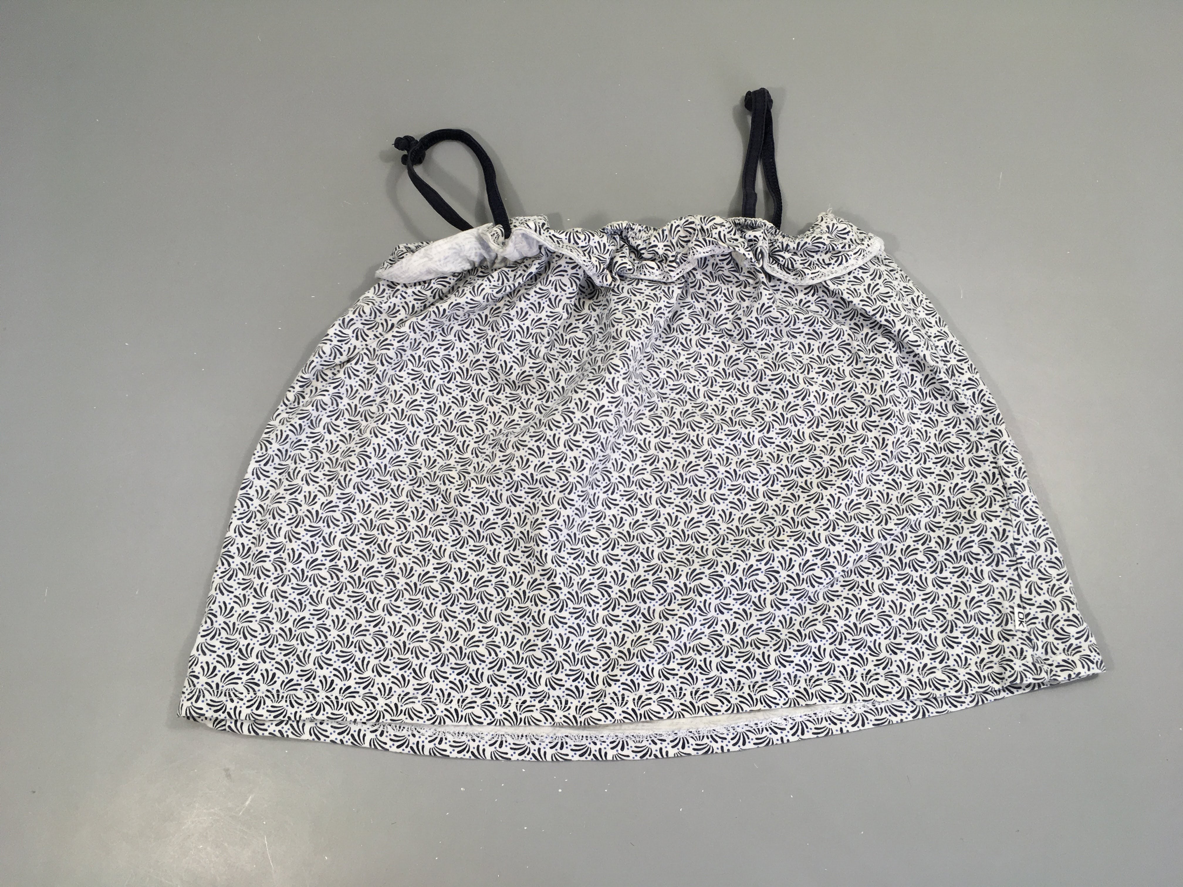 T-shirt fines bretelles blanc motifs bleu volant