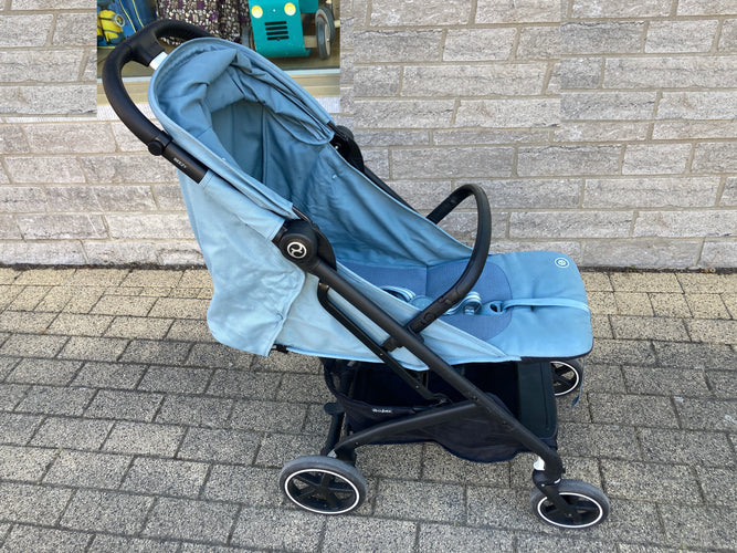 Cybex-Poussette Beezy 3 Stormy Blue-Jusqu'à 4a/22 kg max-Petit défaut dans le simili du guidon mais pas d'impact sur solidité! Petite tache bas sangle voir photo, moins cher chez Petit Kiwi