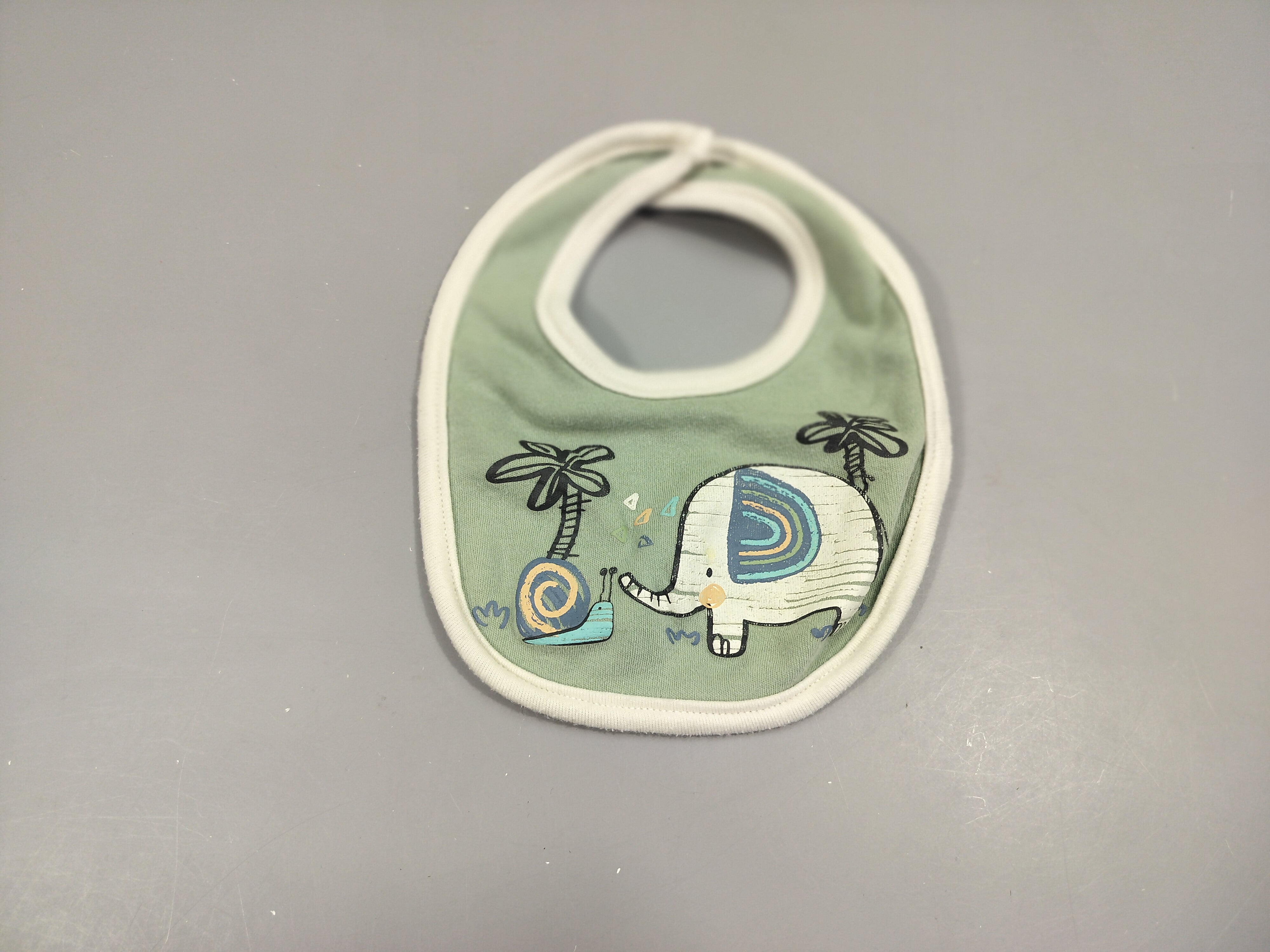 Bavoir vert clair, escargot, éléphant