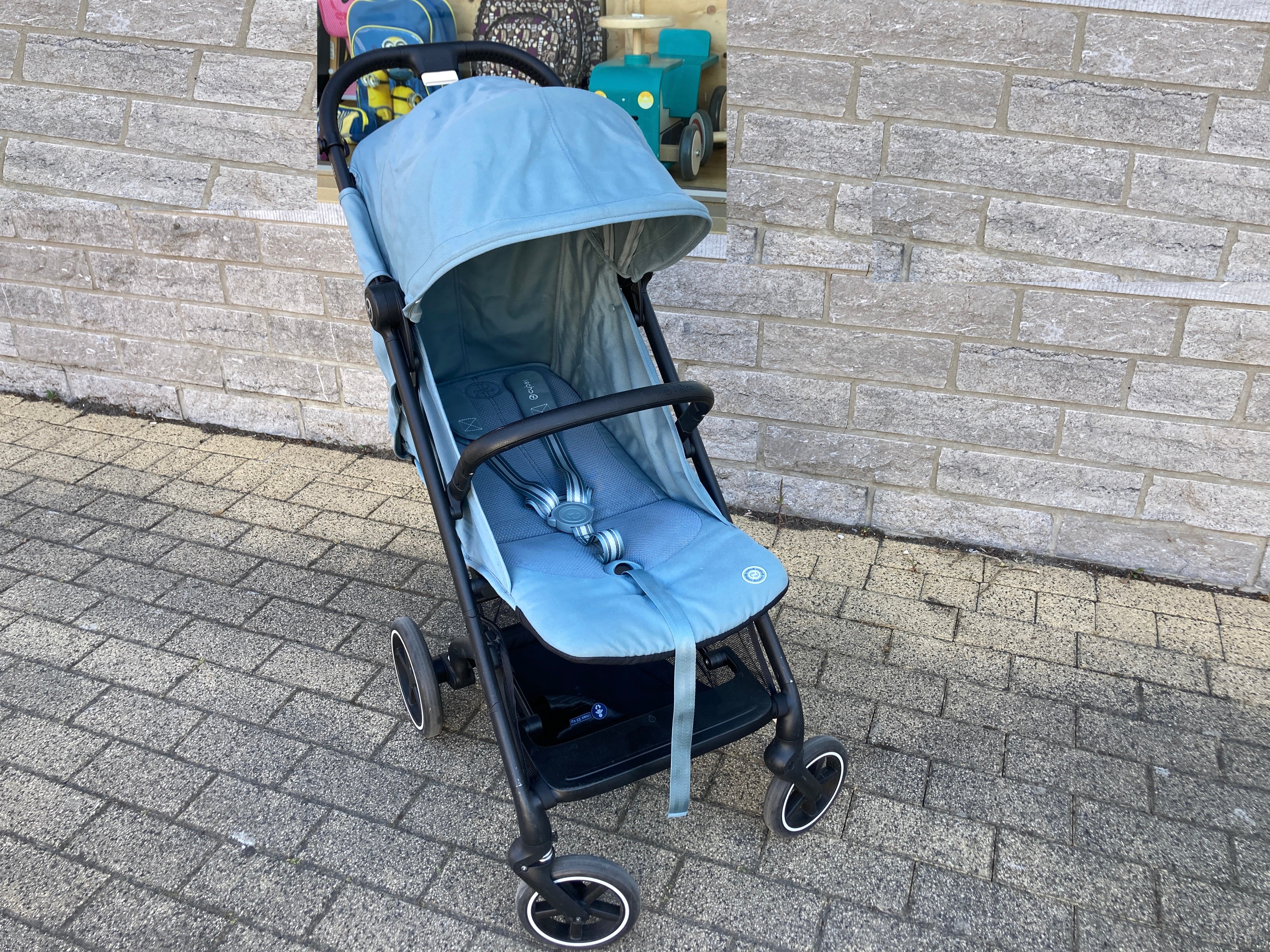 Cybex-Poussette Beezy 3 Stormy Blue-Jusqu'à 4a/22 kg max-Petit défaut dans le simili du guidon mais pas d'impact sur solidité! Petite tache bas sangle voir photo