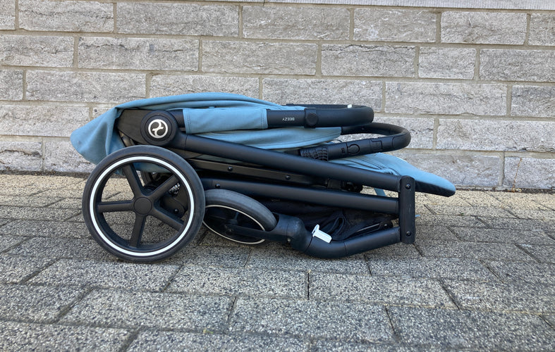 Cybex-Poussette Beezy 3 Stormy Blue-Jusqu'à 4a/22 kg max-Petit défaut dans le simili du guidon mais pas d'impact sur solidité! Petite tache bas sangle voir photo, moins cher chez Petit Kiwi