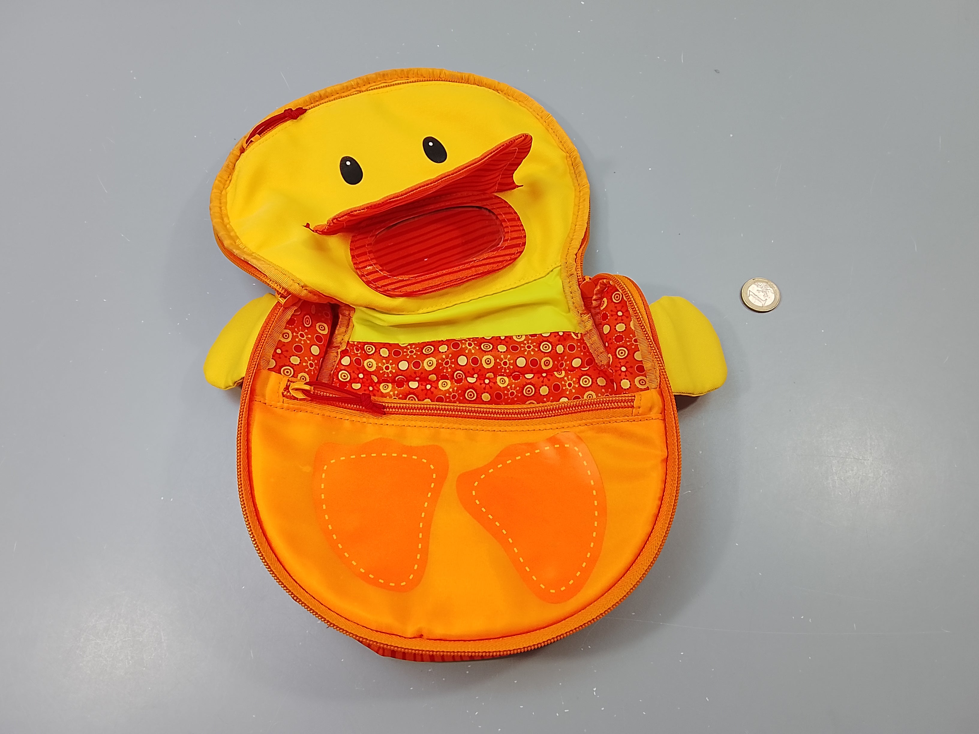 Très bon état, Sac pour tout-petit extérieur , forme de poisson, inérieur de  poussin.Idéal pour la crèche ou début de maternelle