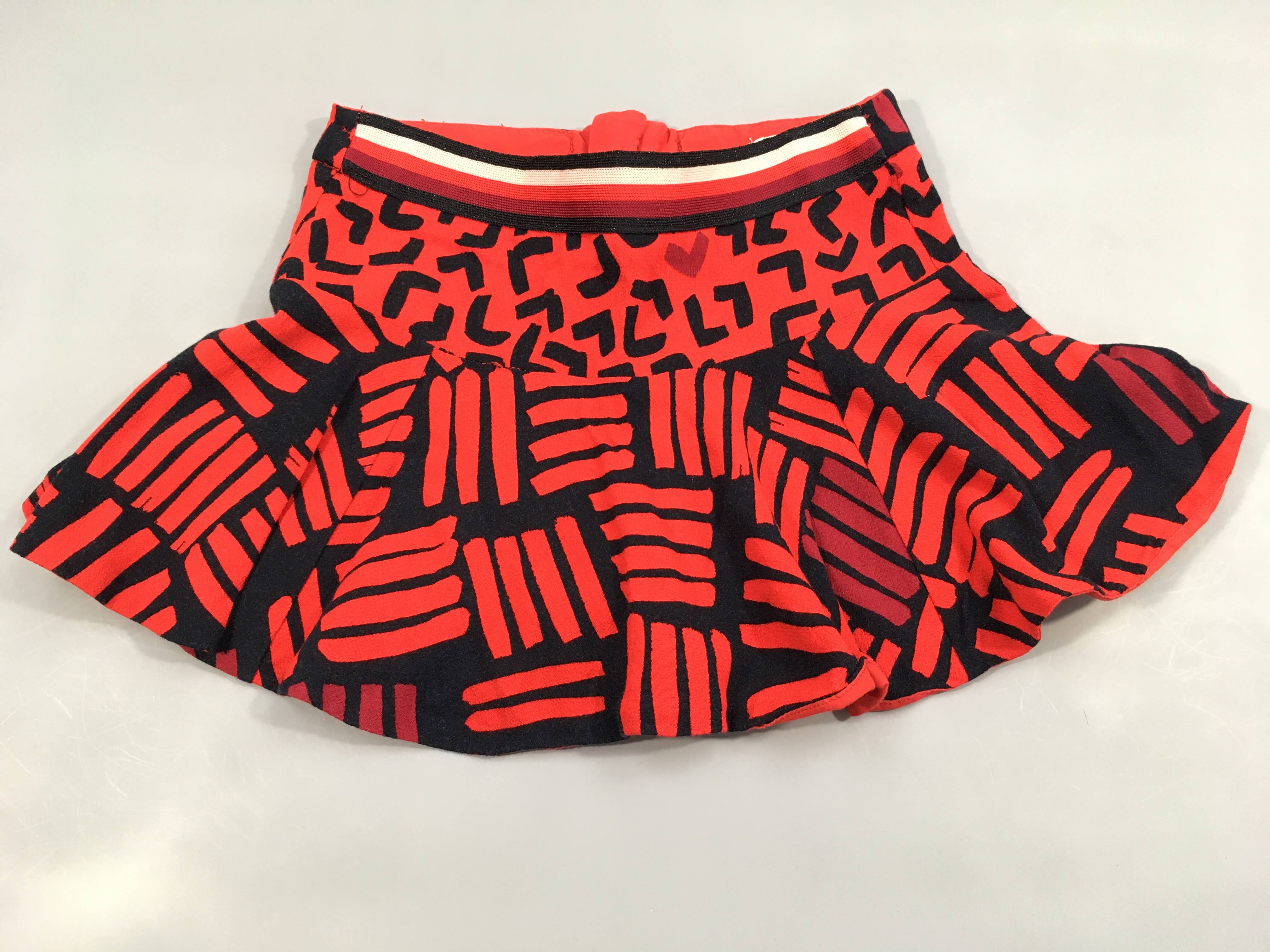 Jupe rouge motifs bleu marine