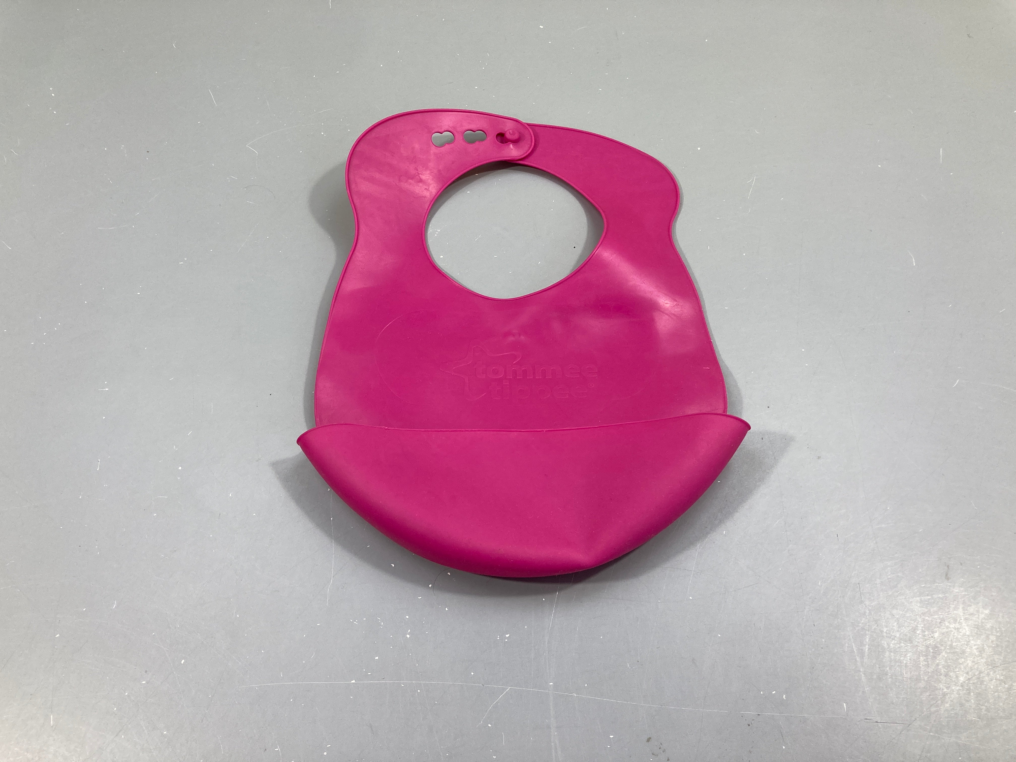 Bavoir silicone rose, traces d'usure