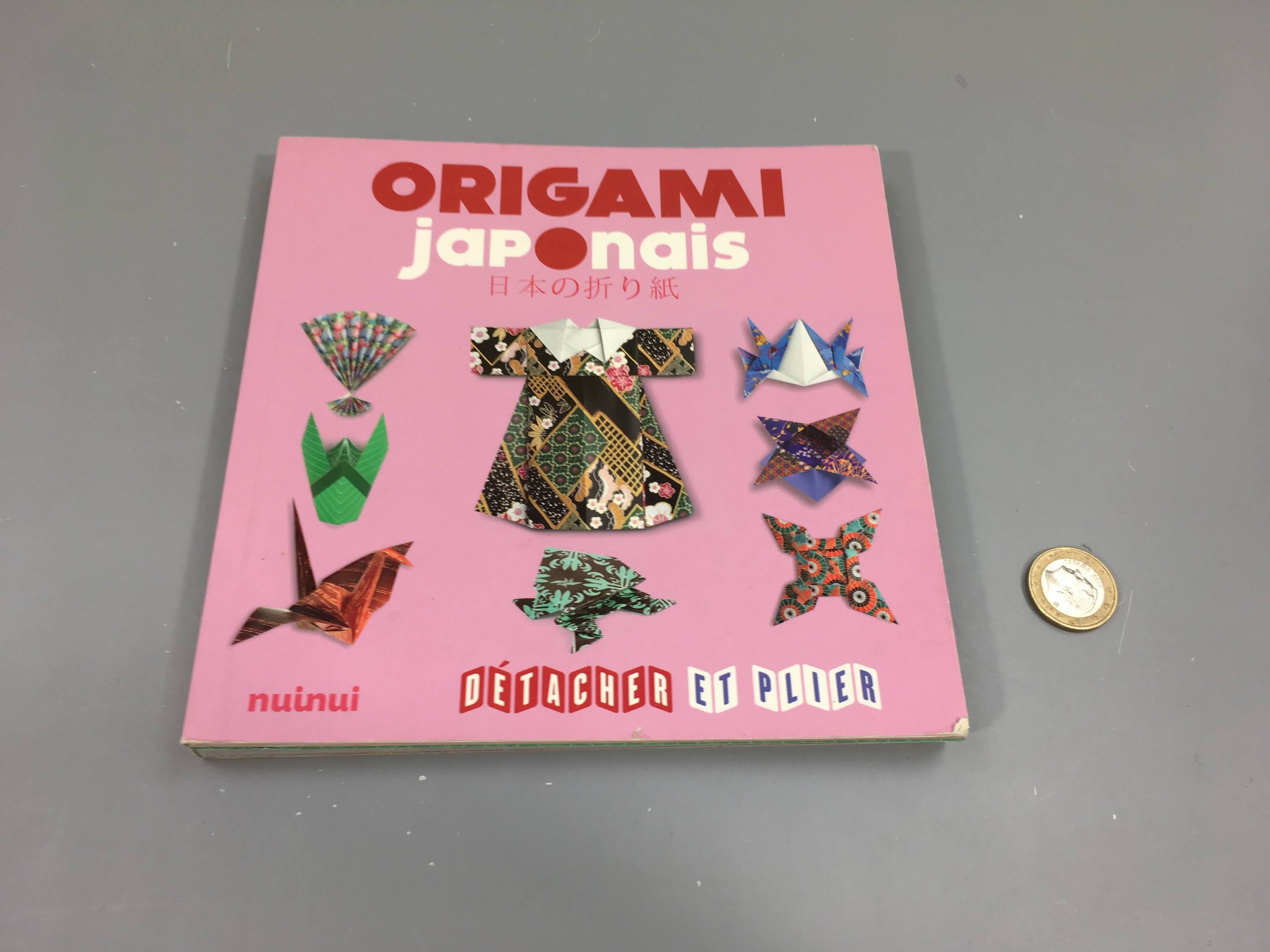 Origami japonais, détacher et plier, une page détachée