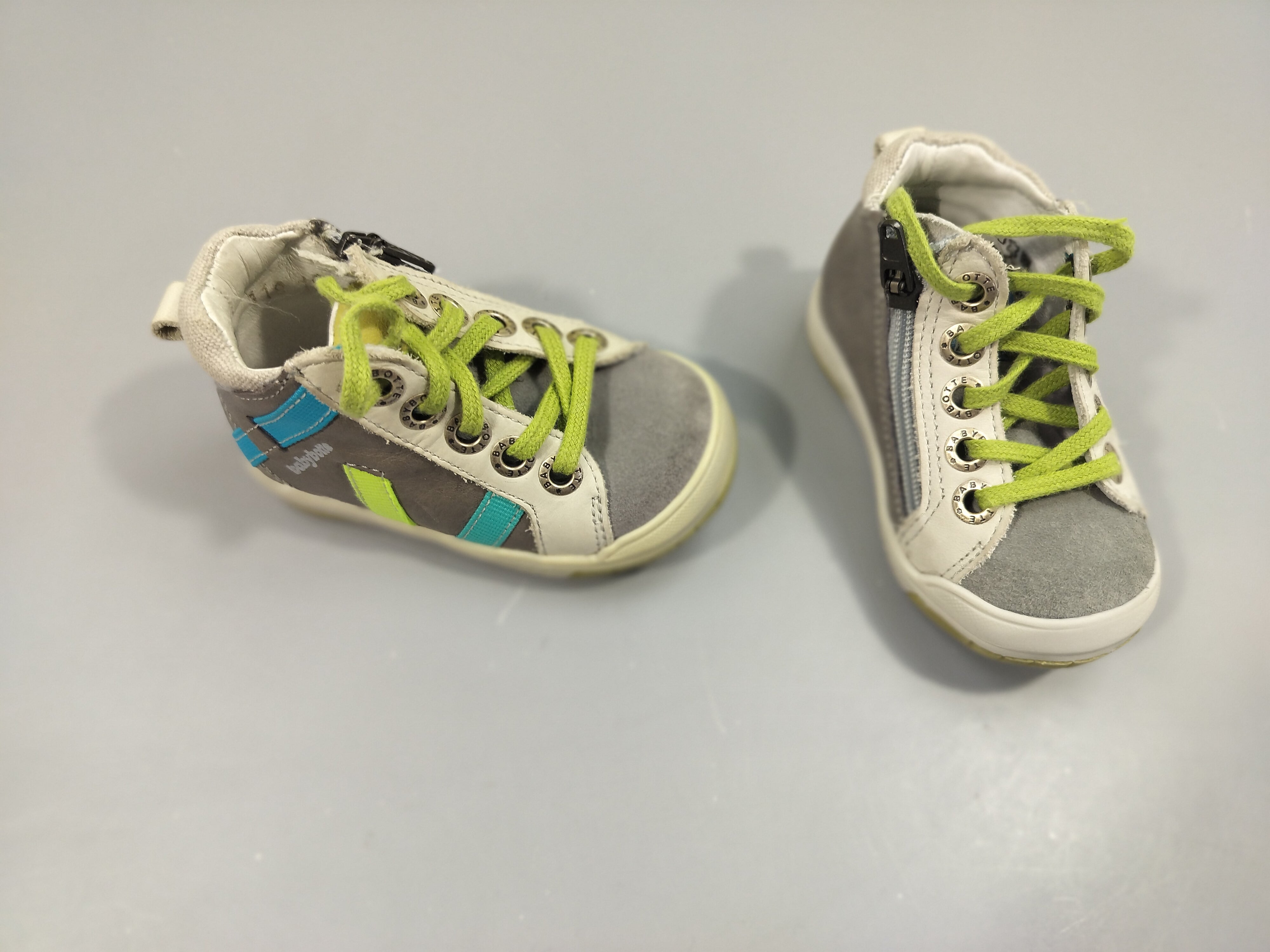 Bottines Babybotte gris, beige  lacets jaunes  P: 19