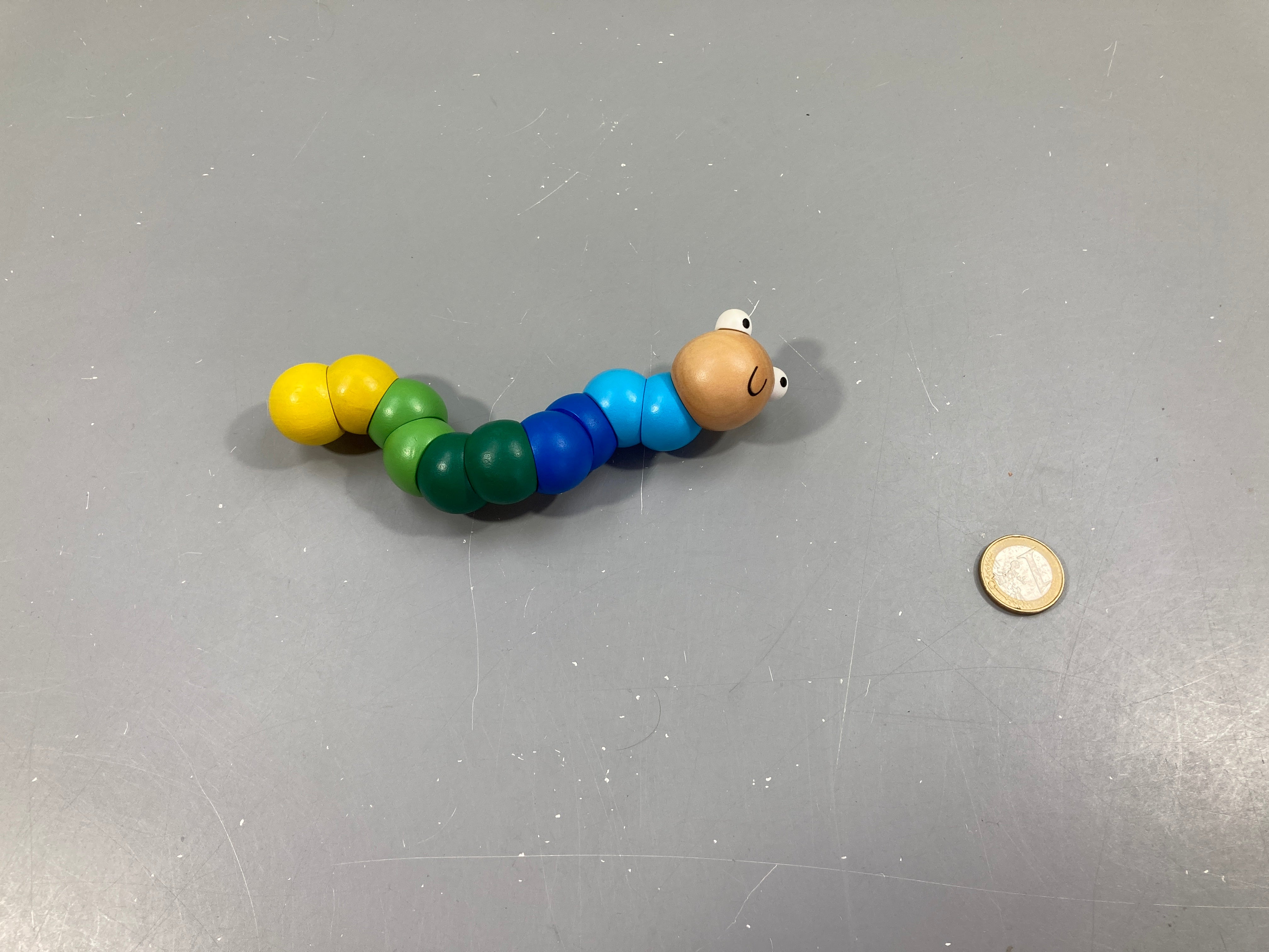 Woody le ver de terre en bois multicolore