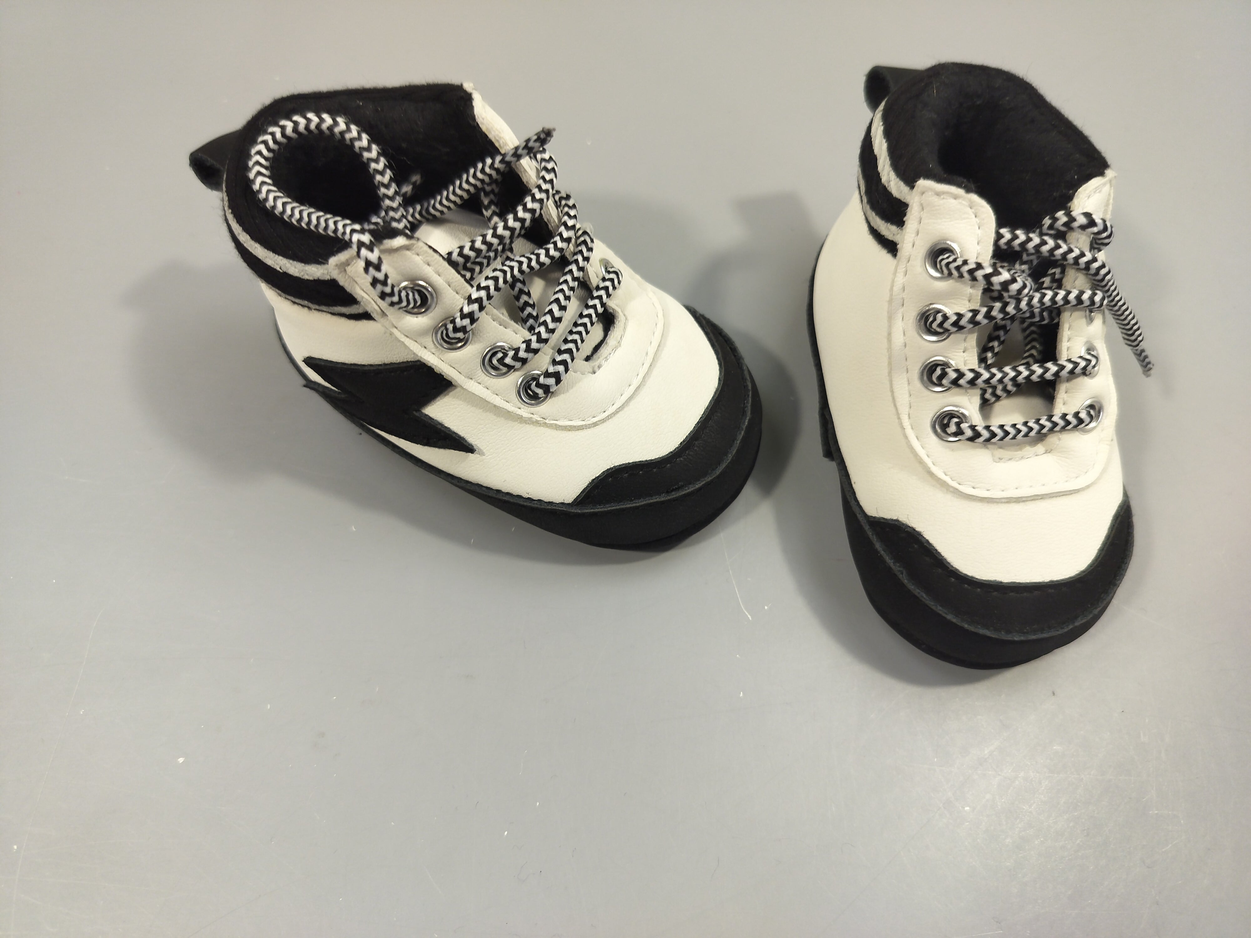 Baskets  souples blanches et noires P 17-18