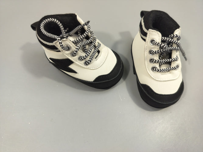 Baskets  souples blanches et noires P 17-18, moins cher chez Petit Kiwi