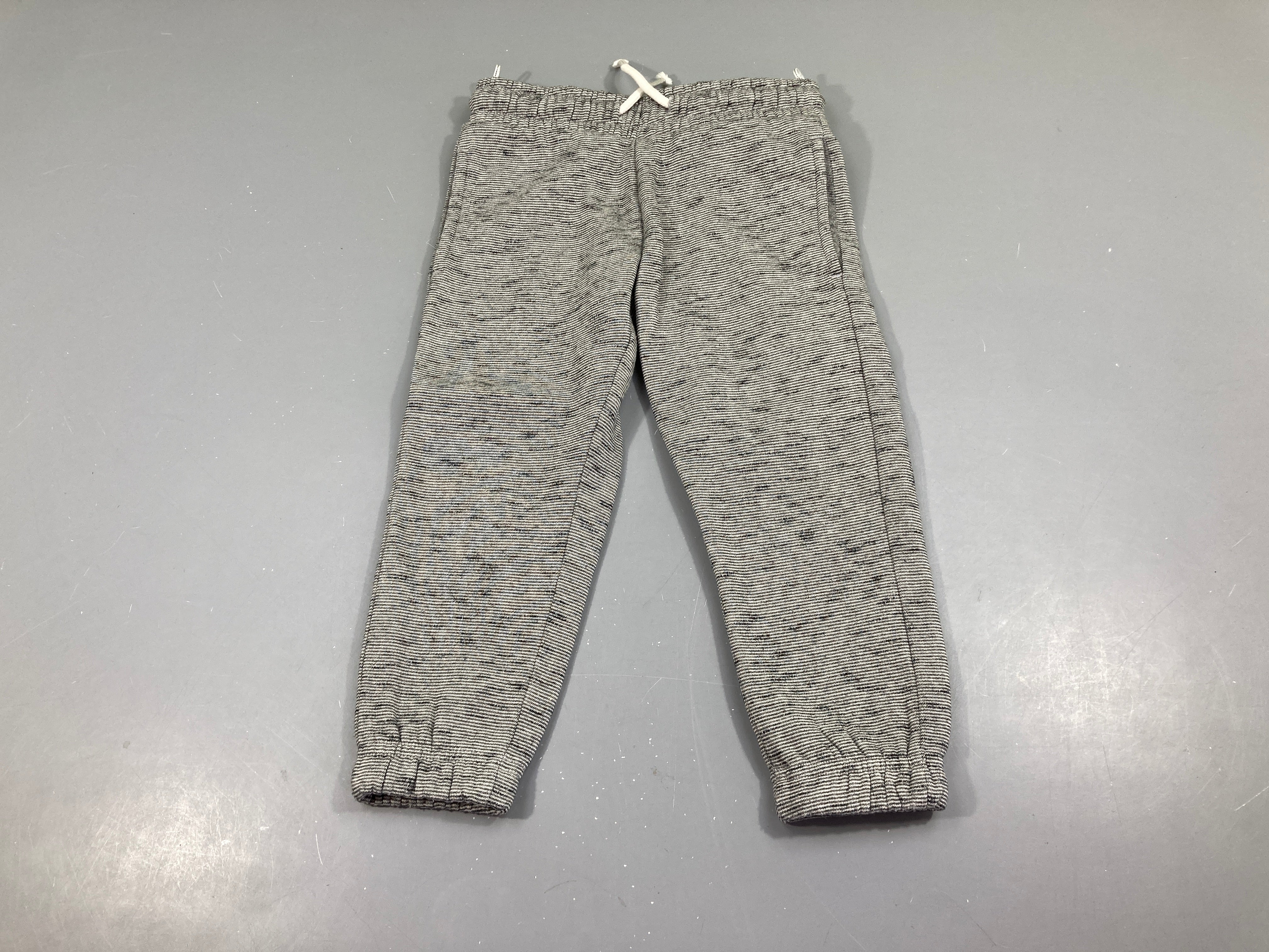 Pantalon de training gris/blanc rayé, légèrement bouloché